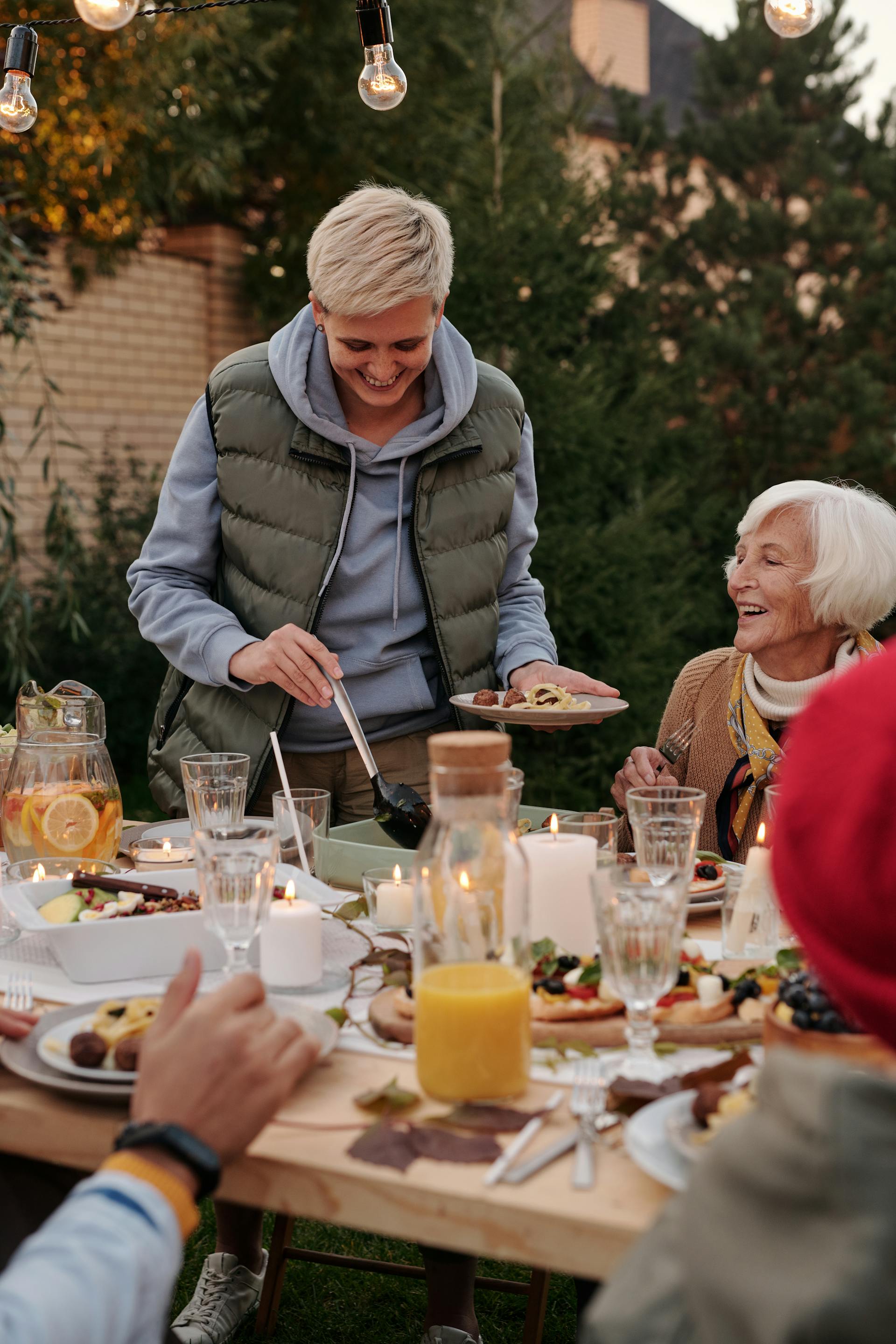 Menschen bei einer Grillparty, die zusammen lachen | Quelle: Pexels
