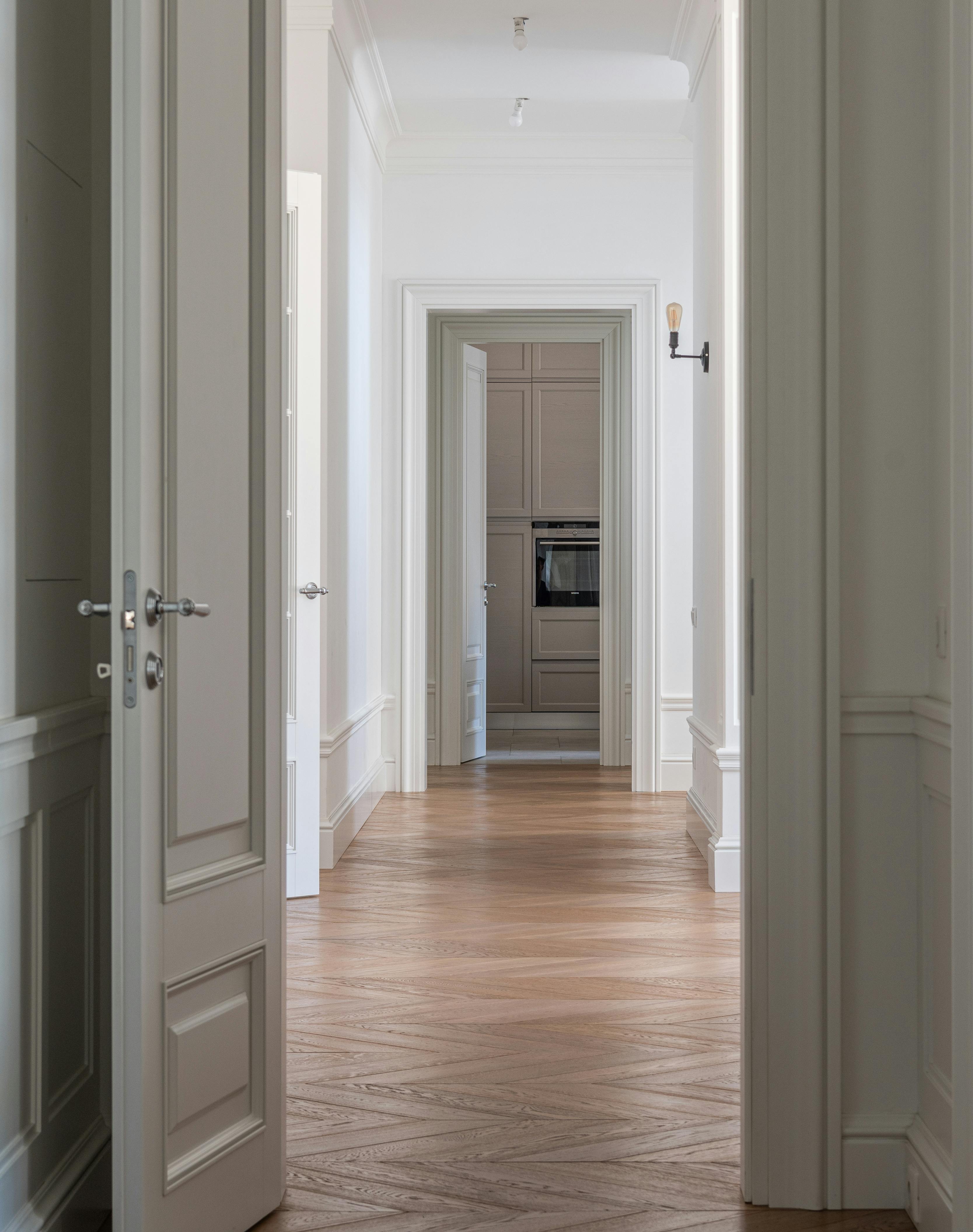 Weiß gestrichene Wände im Hausflur | Quelle: Pexels