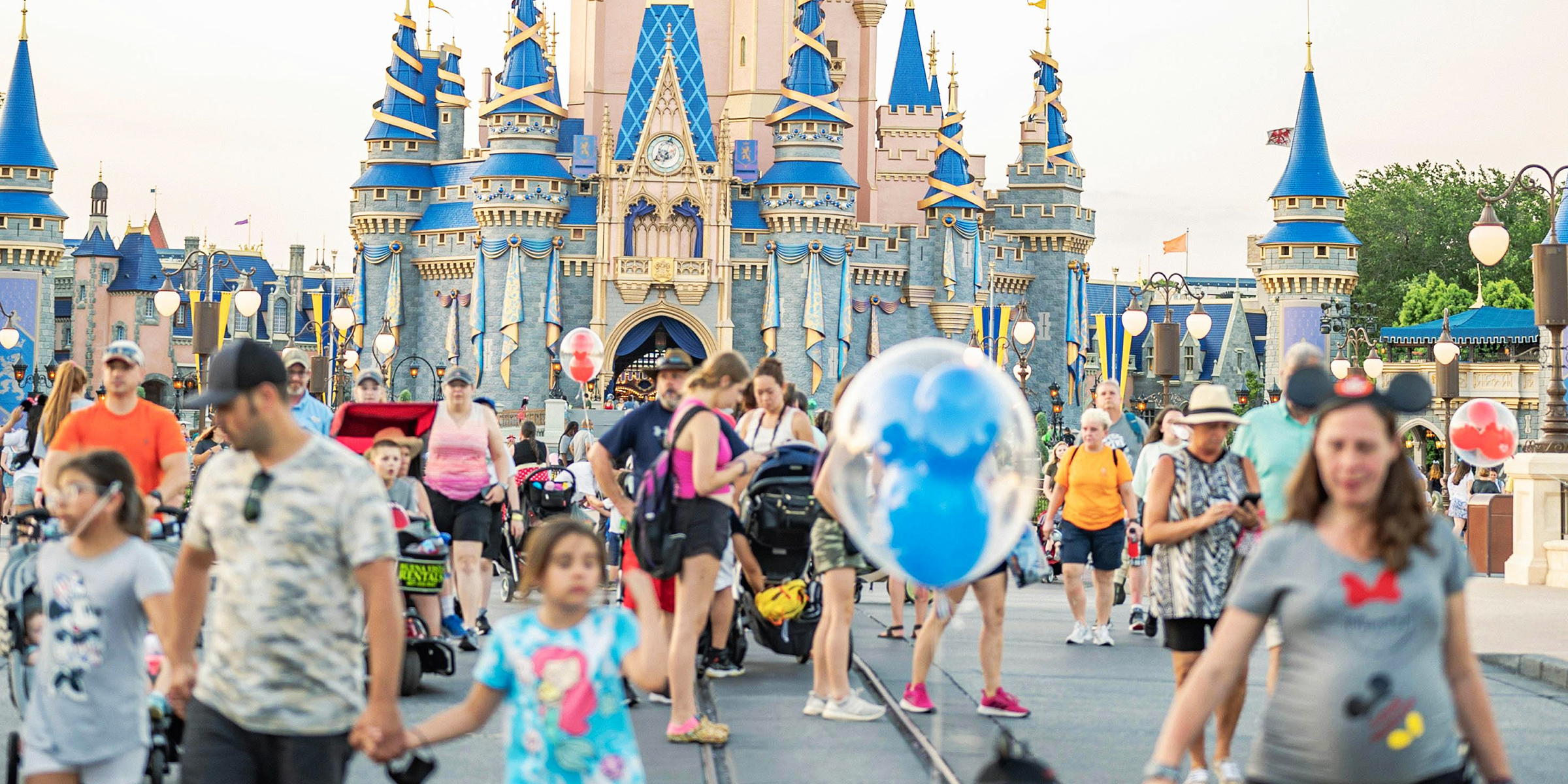 Familien im Disneyland | Quelle: Pexels.com/davidguerrero