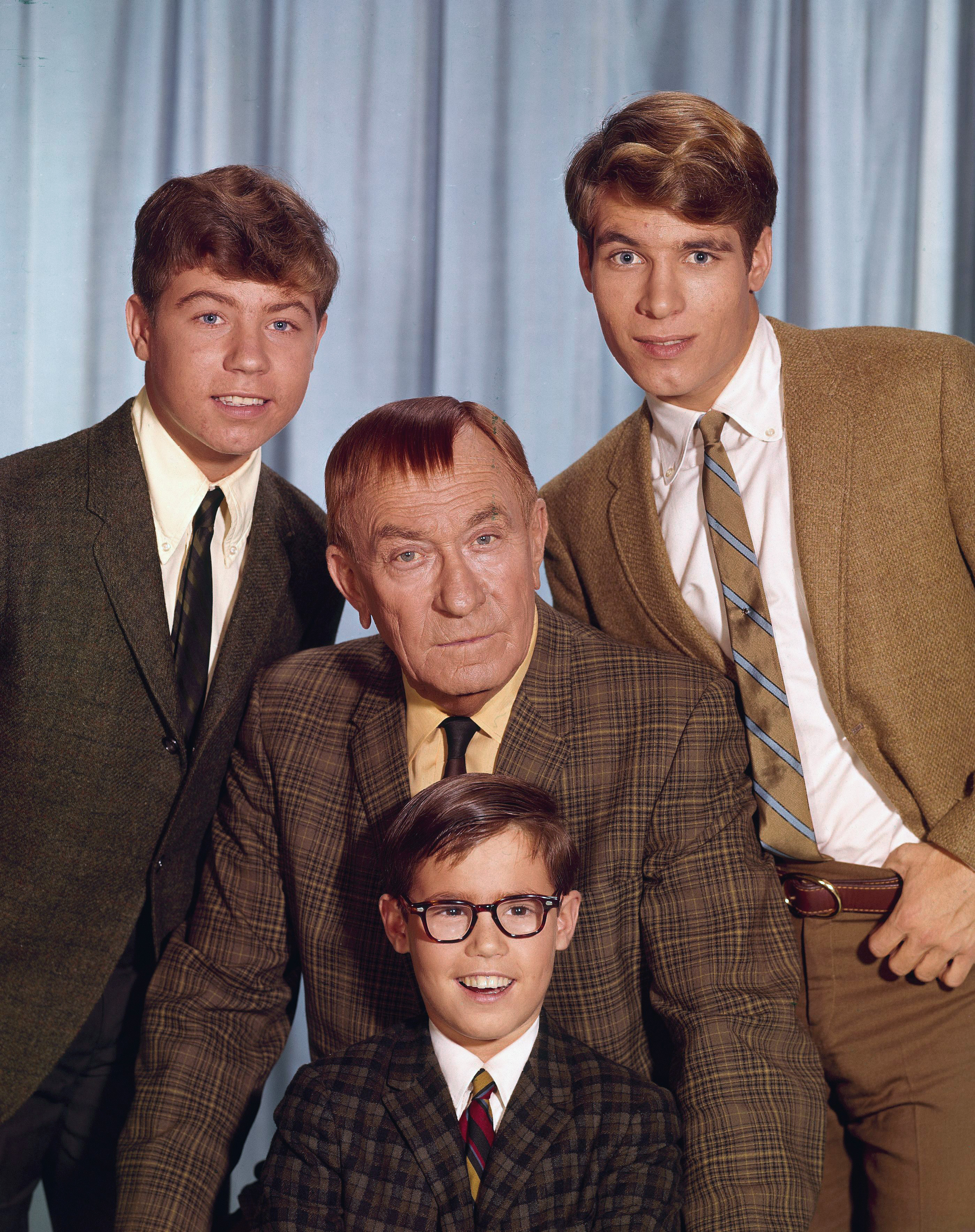 Ein undatiertes Bild von Stanley Livingston, William Demarest, Barry Livingston und Don Grady am Set von "My Three Sons" | Quelle: Getty Images