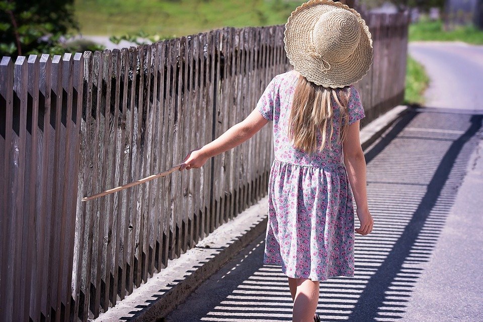 Ein Kind geht an einem sonnigen Tag. | Quelle: Pixabay