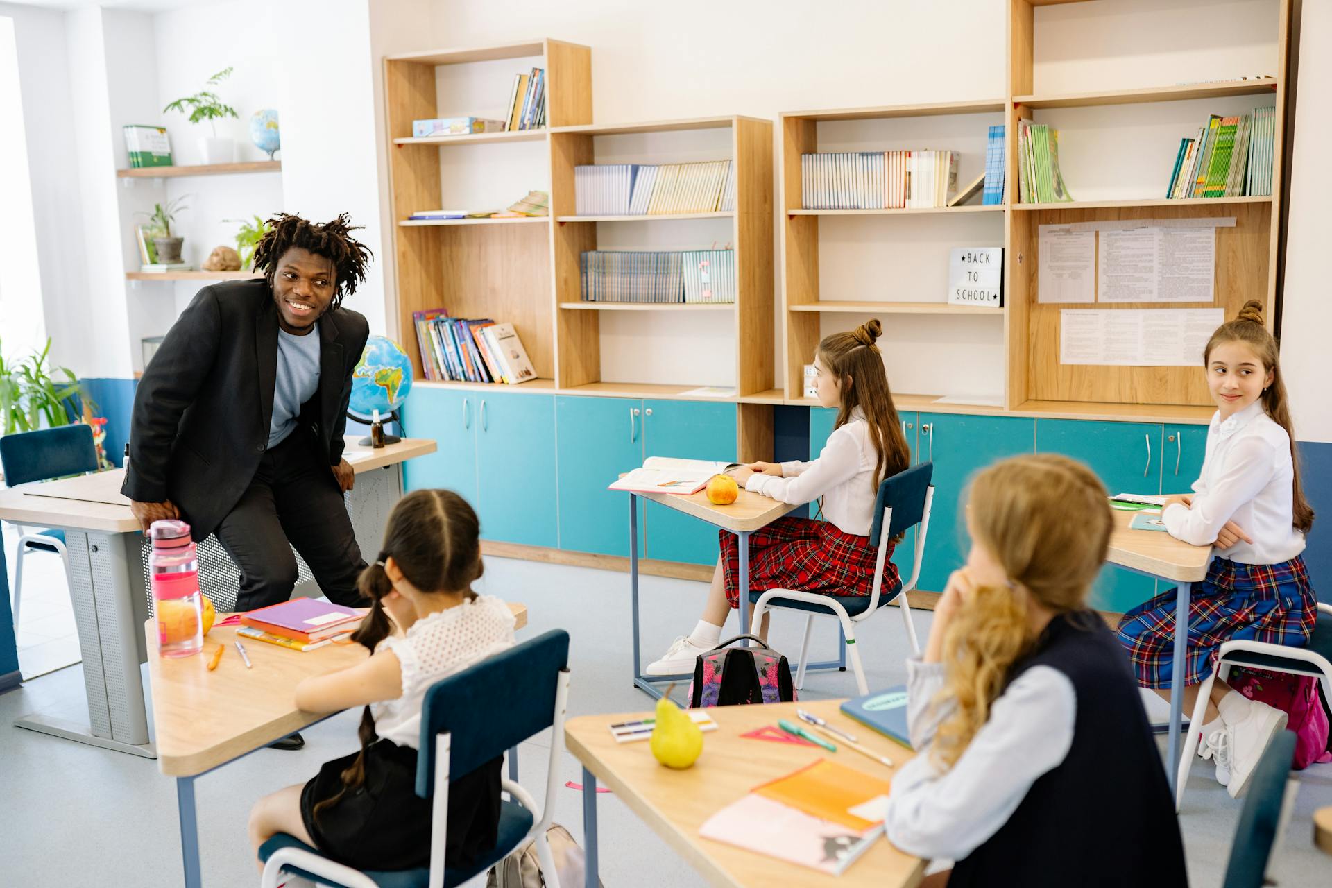 Ein Lehrer im Gespräch mit den Schülern | Quelle: Pexels