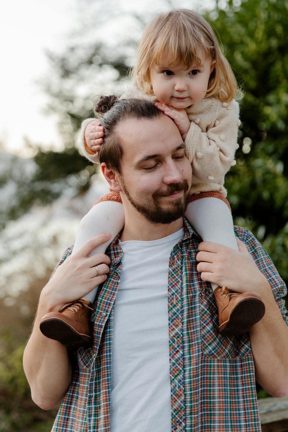 Ein Mann mit seiner Tochter | Quelle: Pexels