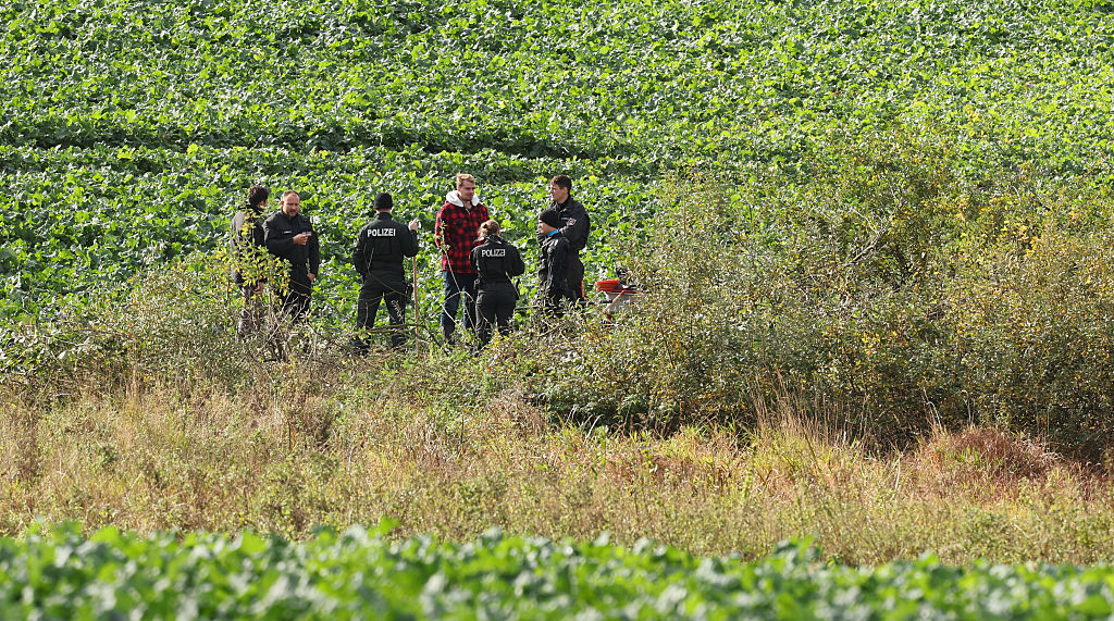 17. Oktober 2025, Mecklenburg-Vorpommern, Klein Upahl: Polizeibeamte stehen neben der Stelle, an der der achtjährige Fabian aus Güstrow tot in einem kleinen Teich in der Nähe von Klein Upahl gefunden wurde. | Quelle: Getty Images
