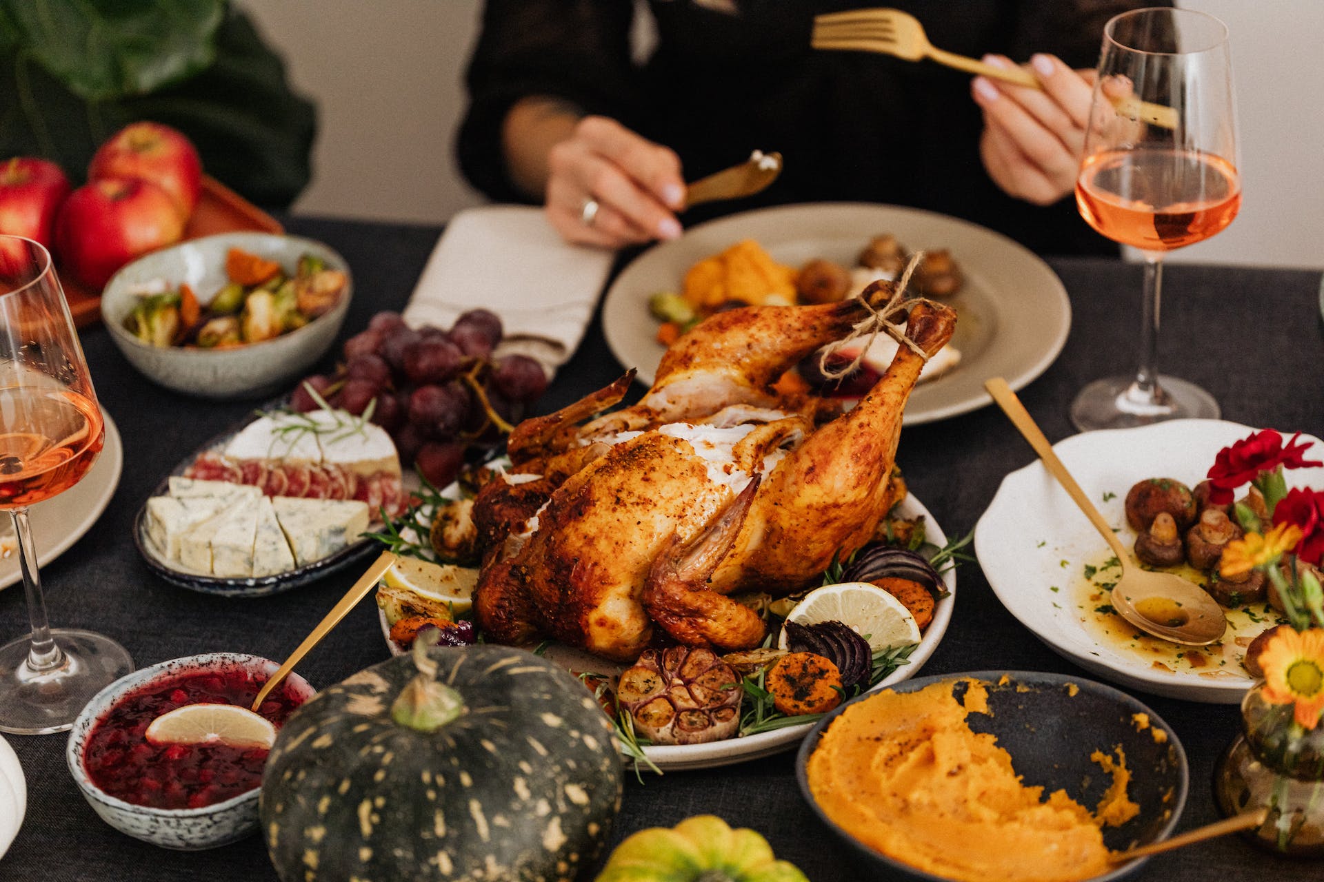 Gebratener Truthahn und Beilagen auf dem Tisch für das Thanksgiving-Dinner | Quelle: Pexels