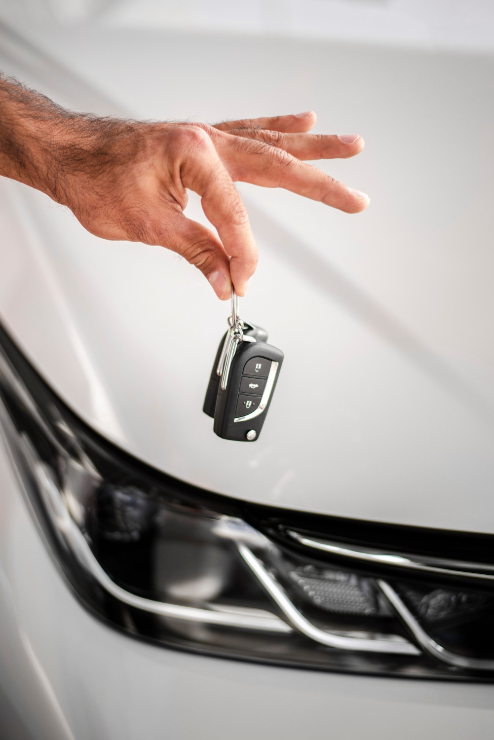 Ein Mann hält Autoschlüssel | Quelle: Freepik