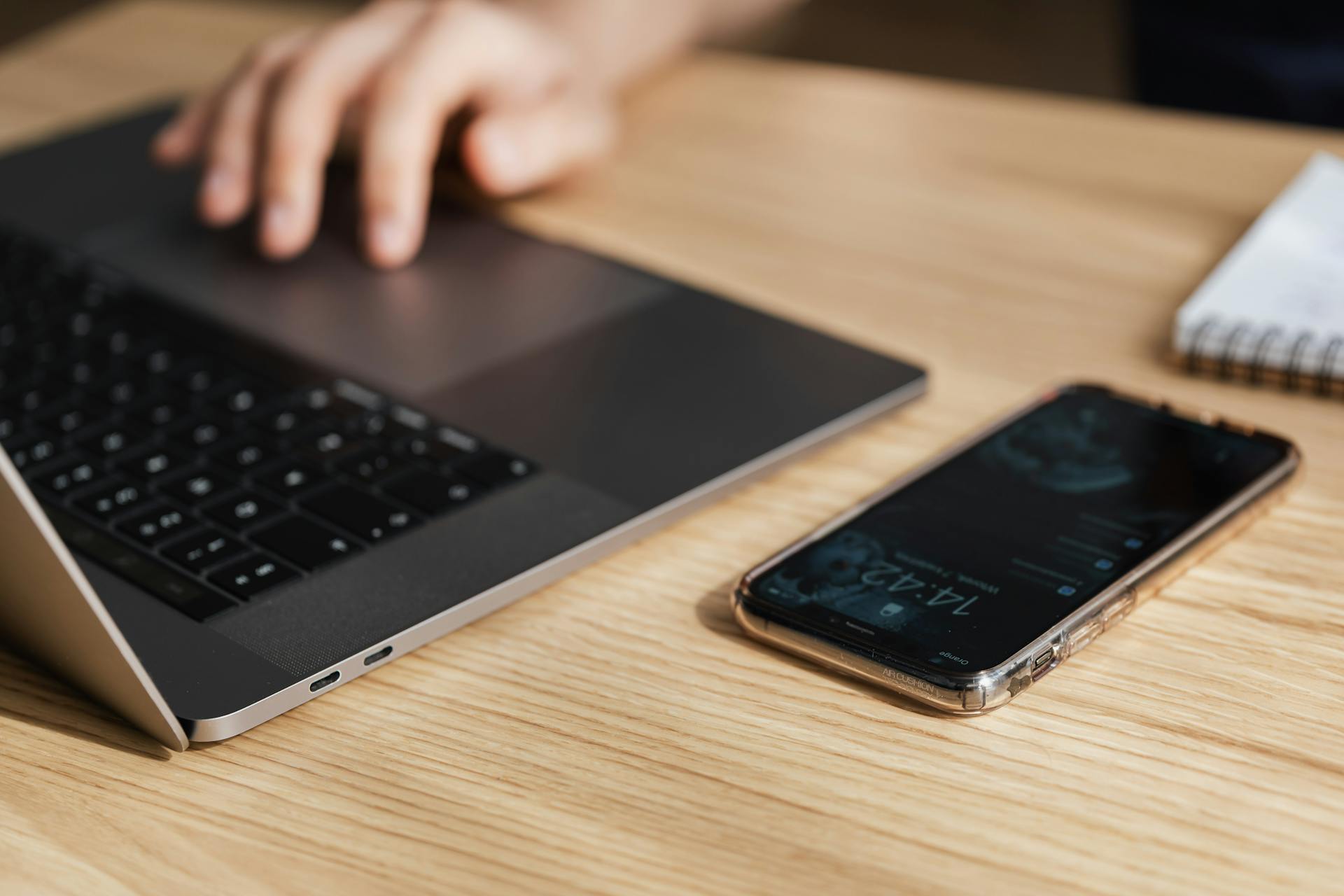 Ein Telefon auf einem Tisch | Quelle: Pexels