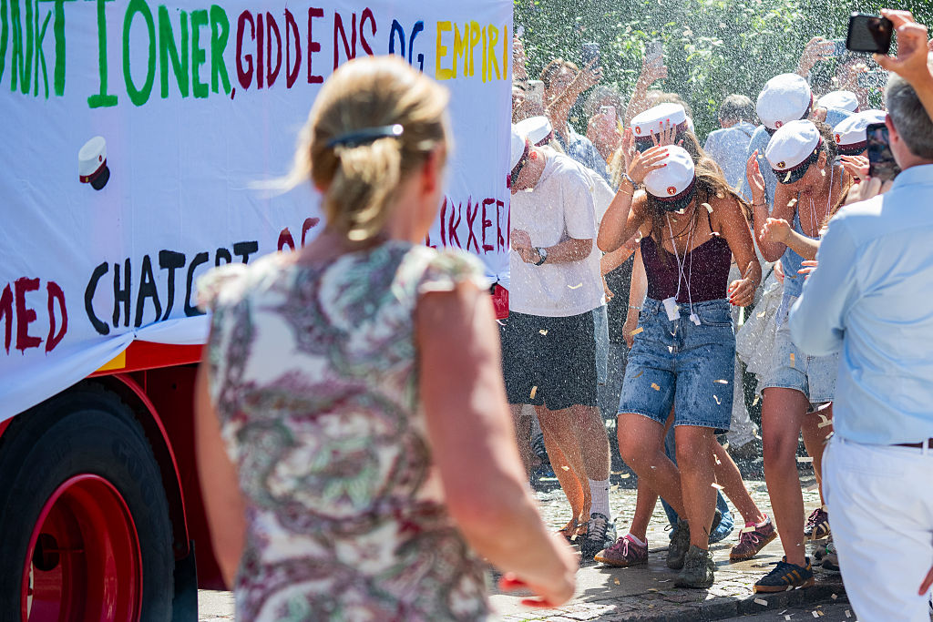 Prinzessin Isabella von Dänemark rennt einem traditionellen Lastwagen hinterher, mit dem dänische Schüler nach ihrem Abitur fahren, nachdem sie am 26. Juni 2026 ihre Abschlussprüfung am Øregård Gymnasium in Hellerup, Dänemark, abgelegt hatte. | Quelle: Getty Images