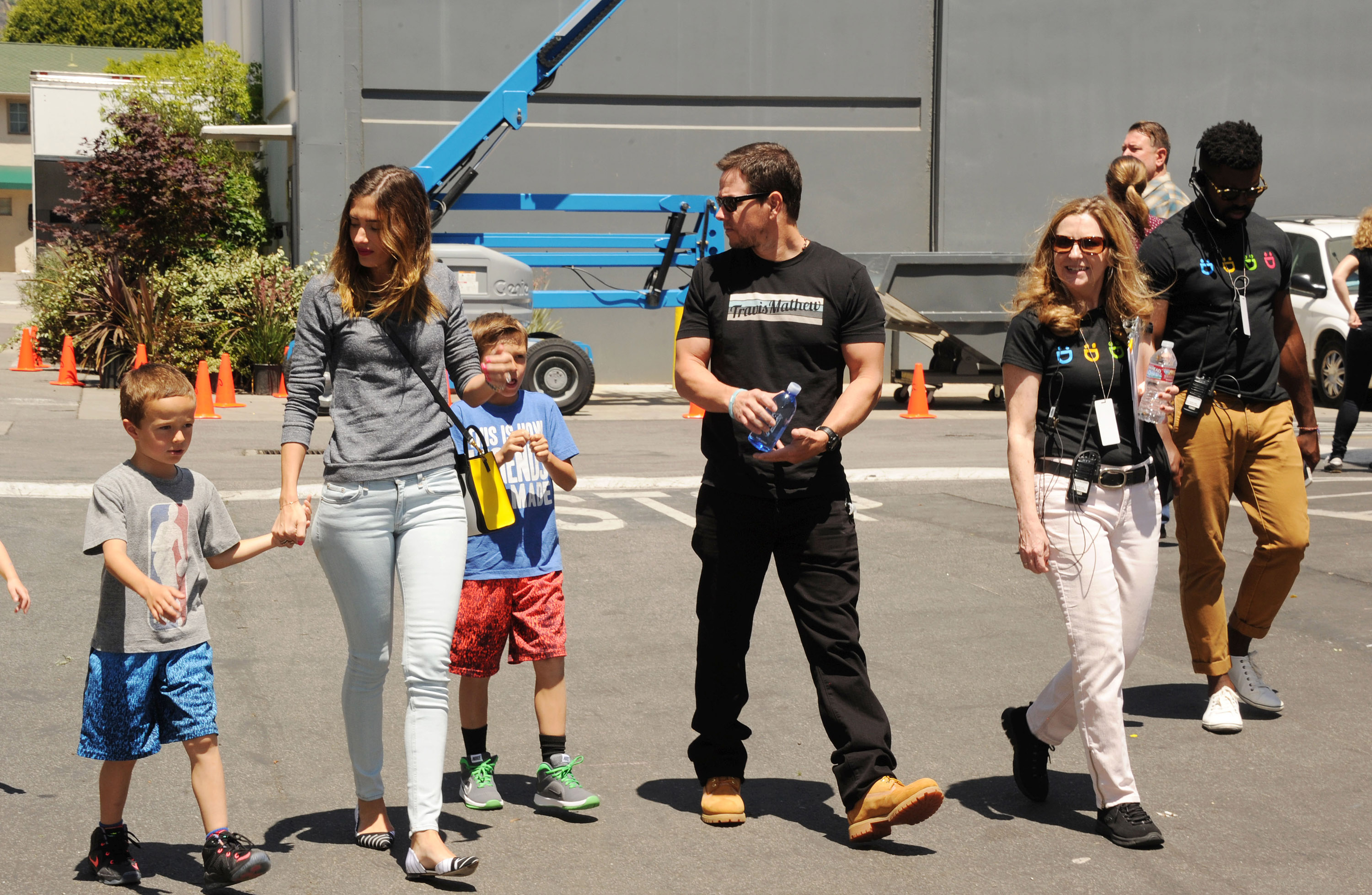 Mark Wahlberg nahm am 26. April 2015 zusammen mit seiner Frau und seinen Kindern an der Veranstaltung Safe Kids Day presented by Nationwide im The Lot in West Hollywood, Kalifornien, teil. | Quelle: Getty Images