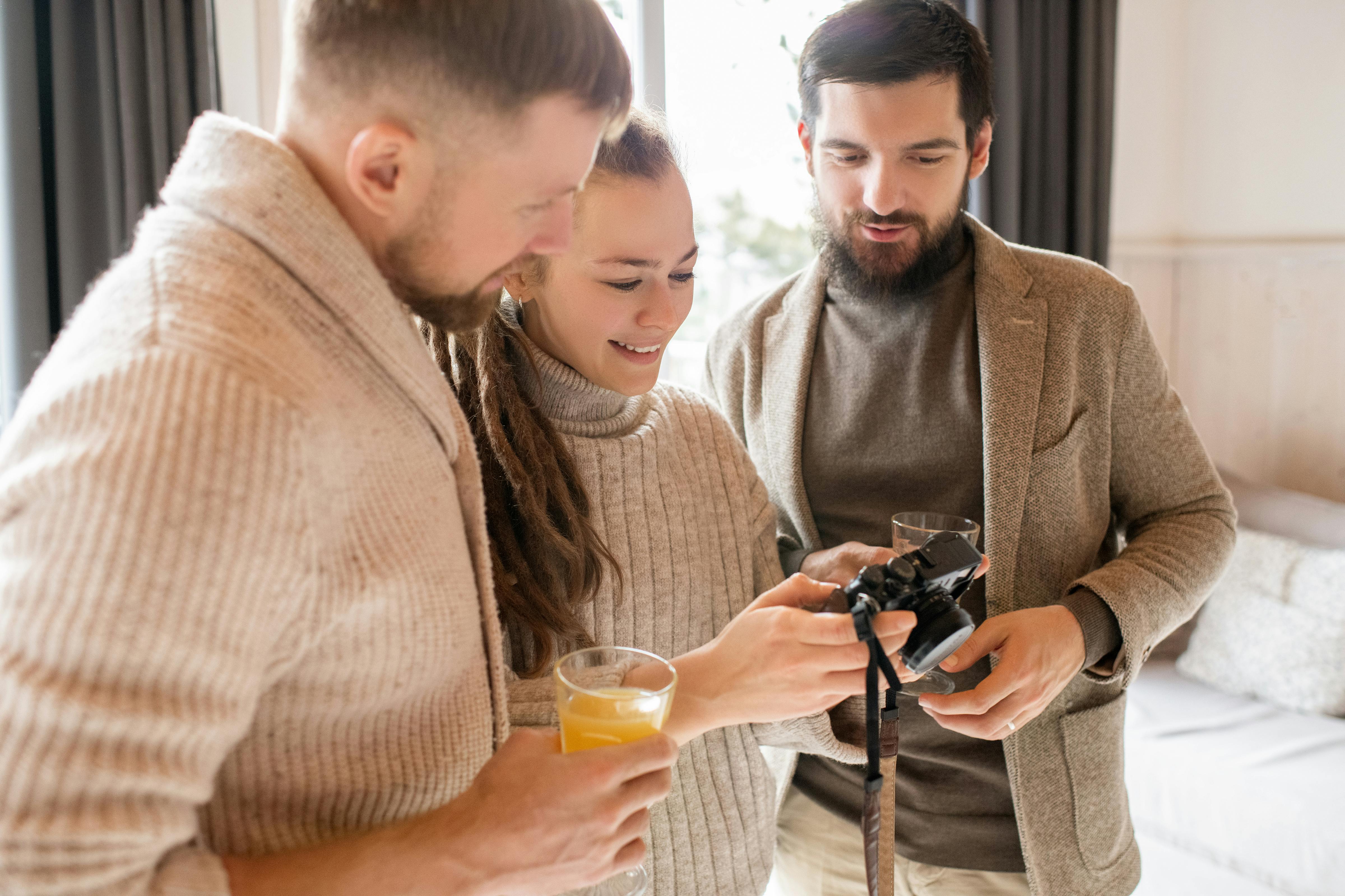 Ein Foto von drei Personen, die in eine Kamera schauen | Quelle: Pexels