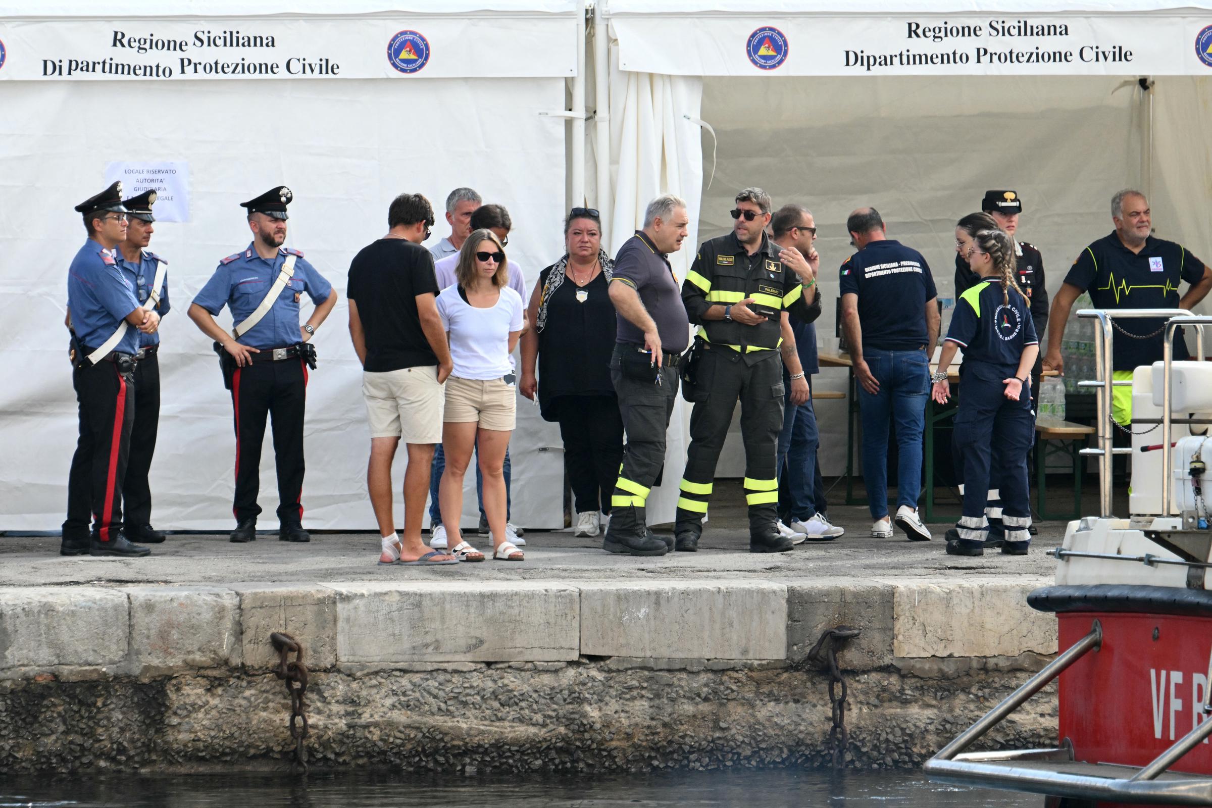 Menschen stehen am 22. August 2024 mit lokalen Behörden und Rettungskräften auf der Mole von Porticello bei Palermo | Quelle: Getty Images