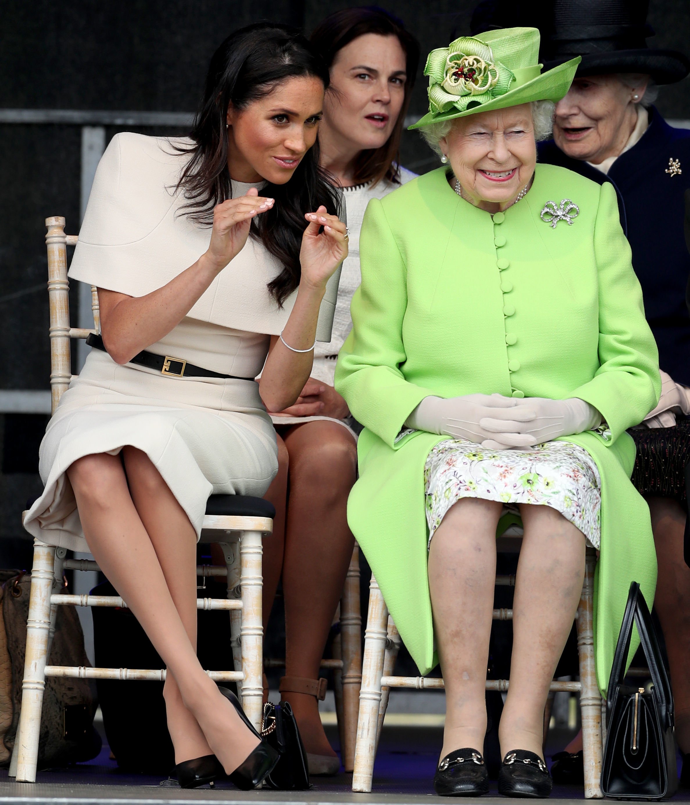 Königin Elizabeth II. und Herzogin Meghan bei der Eröffnung der neuen Mersey Gateway Bridge in Widnes, Cheshire am 14. Juni 2018 | Quelle: Getty Images
