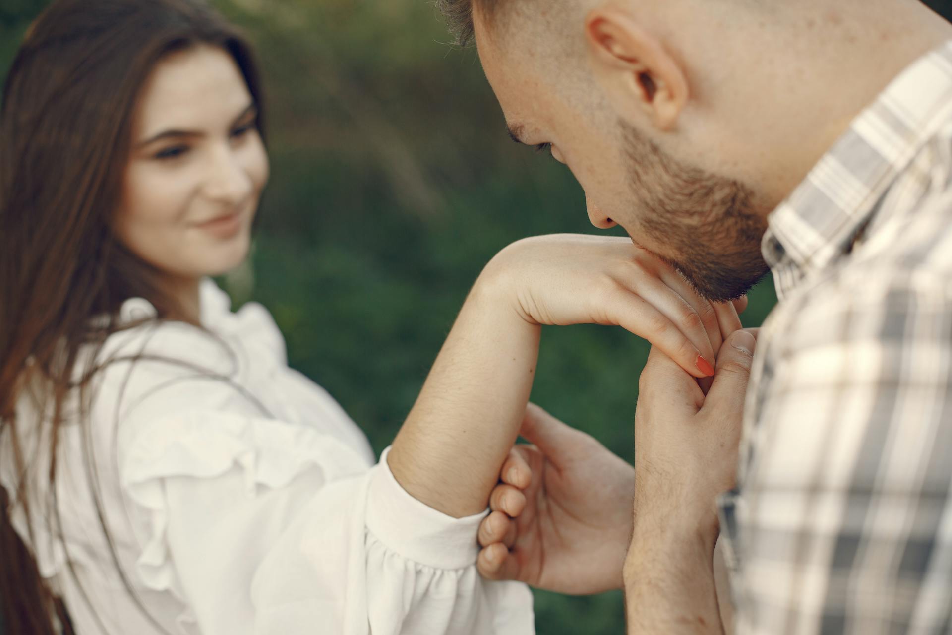 Ein Mann küsst die Hand einer Frau | Quelle: Pexels