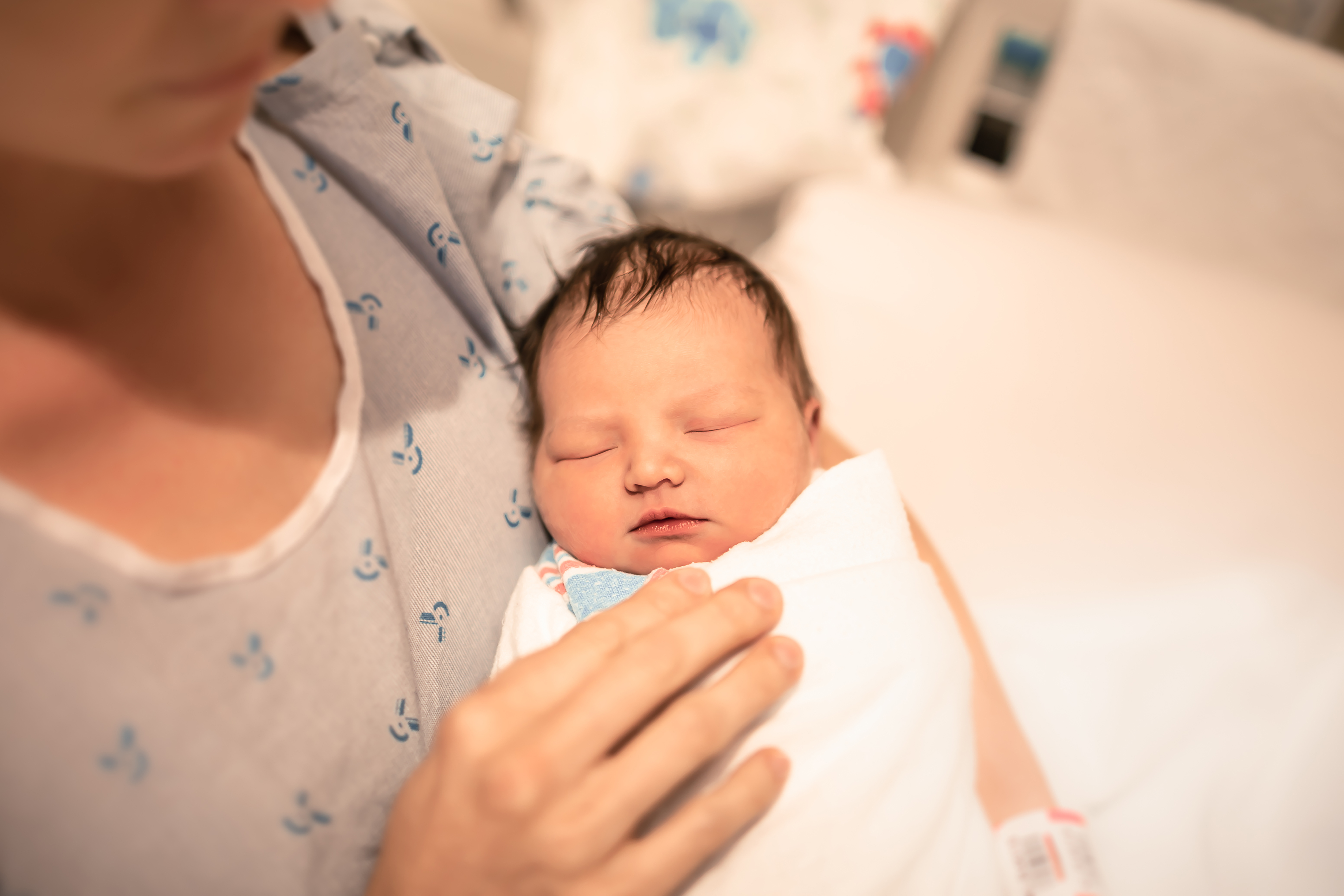 Eine Mutter hält ihr Neugeborenes im Arm | Quelle: Shutterstock