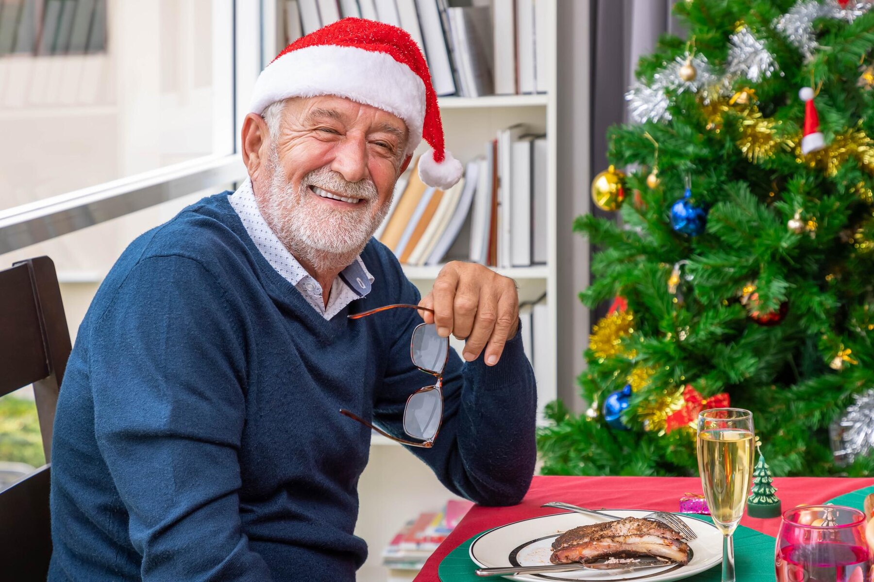 Mann mittleren Alters spricht während eines Weihnachtsessens | Quelle: Freepik