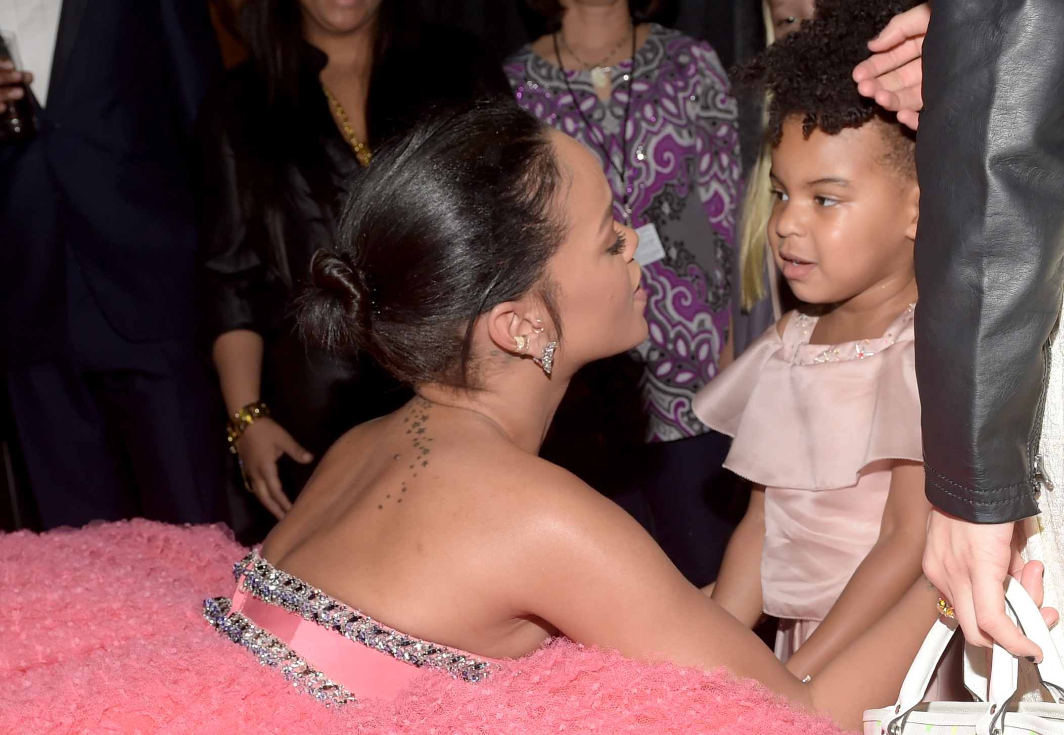 Rihanna und Blue Ivy Carter besuchen die 57. jährlichen Grammy Awards am 8. Februar 2015 in Los Angeles, Kalifornien. | Quelle: Getty Images