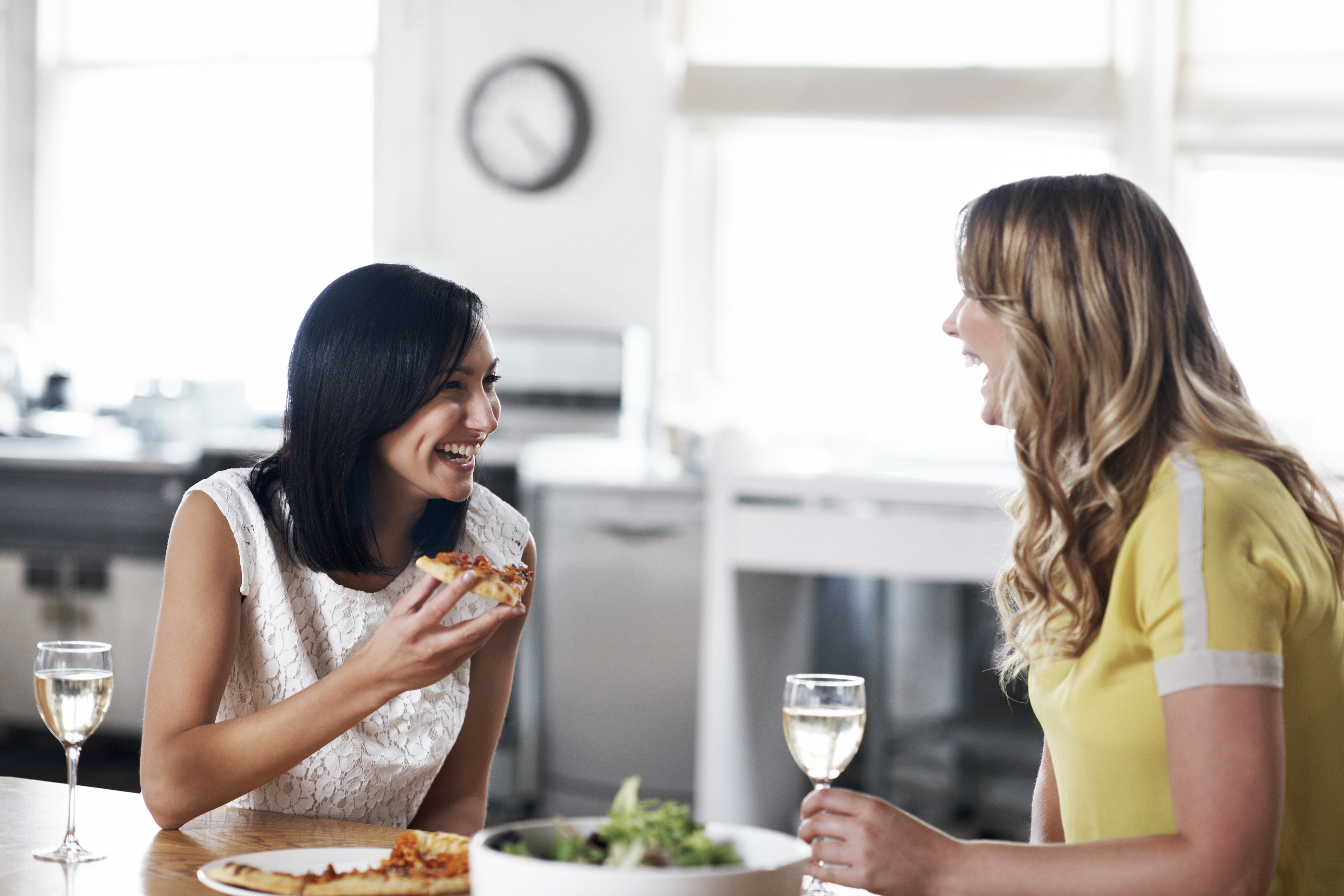 Frauen beim gemeinsamen Abendessen | Quelle: Getty Images