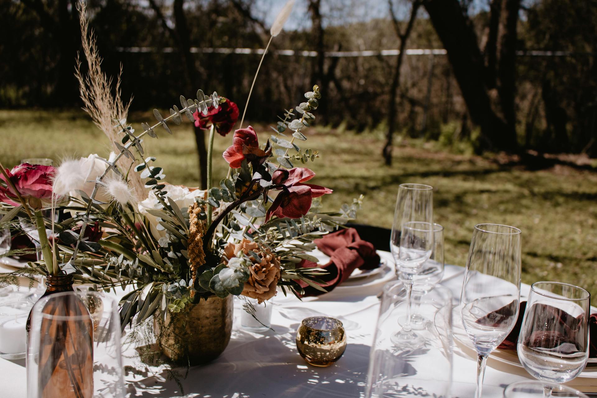 Für einen Hochzeitsempfang dekorierte Tische | Quelle: Pexels