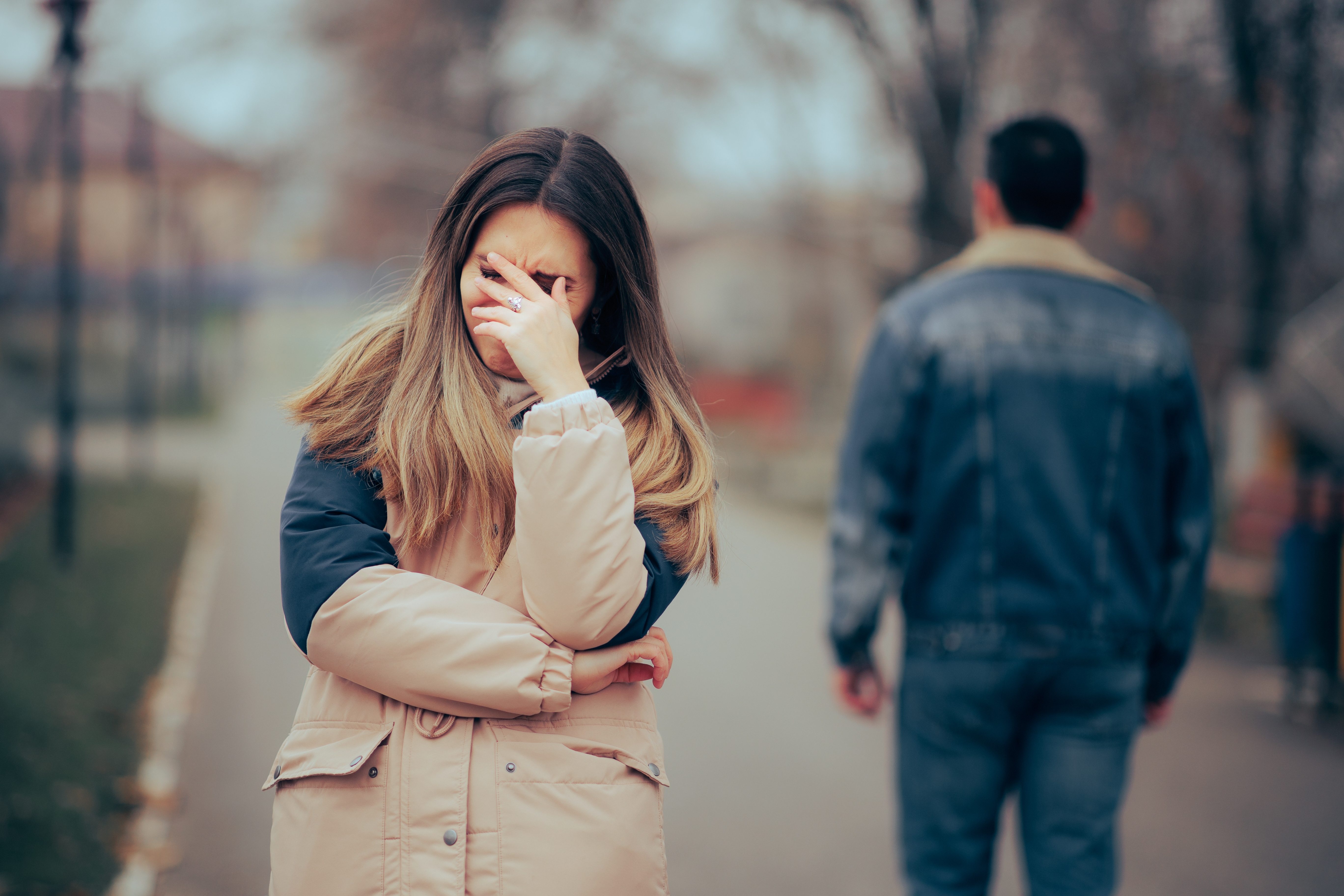 Eine Frau, die nach einer schmerzhaften Trennung aufgebracht ist | Quelle: Shutterstock