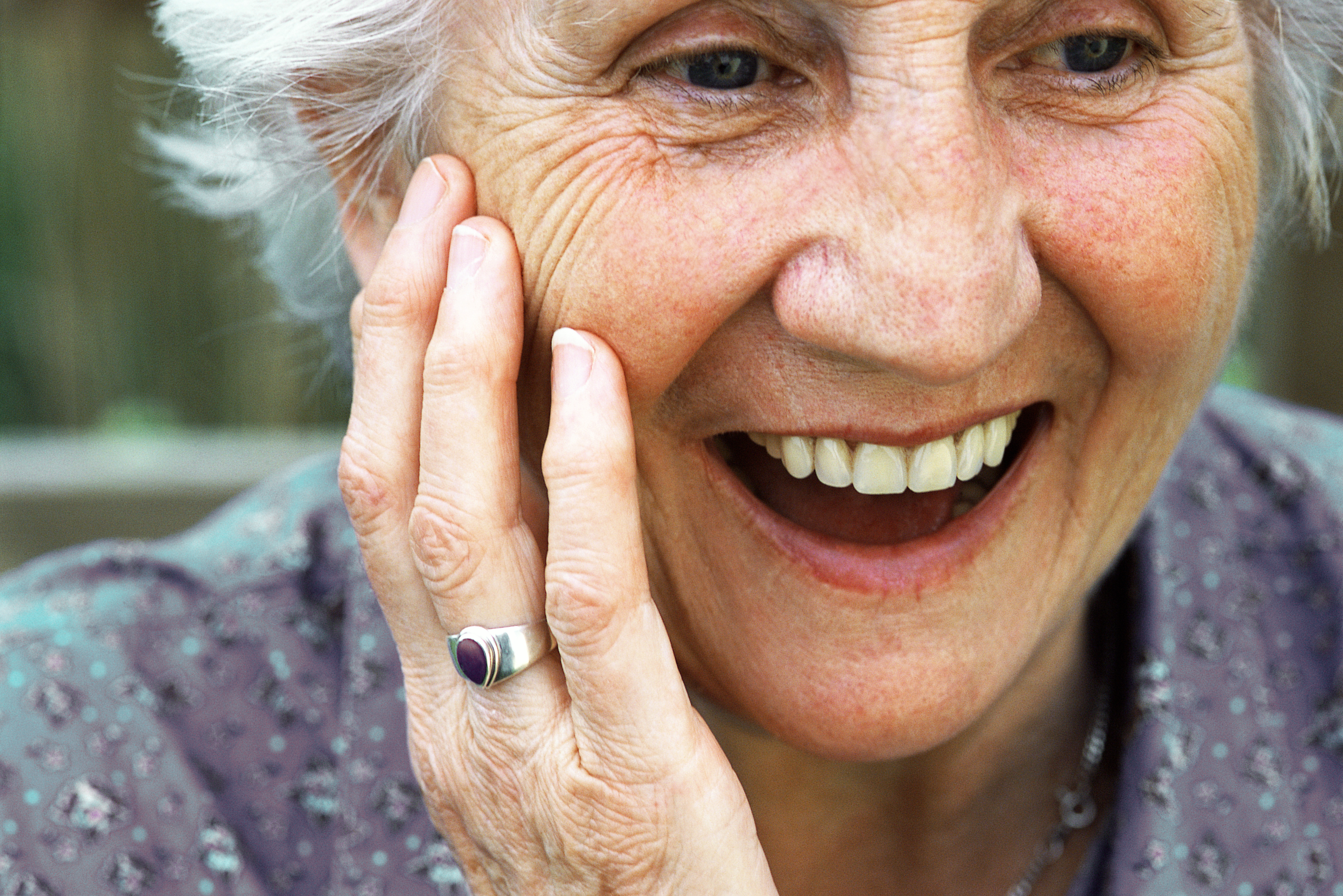 Eine lächelnde ältere Frau | Quelle: Getty Images