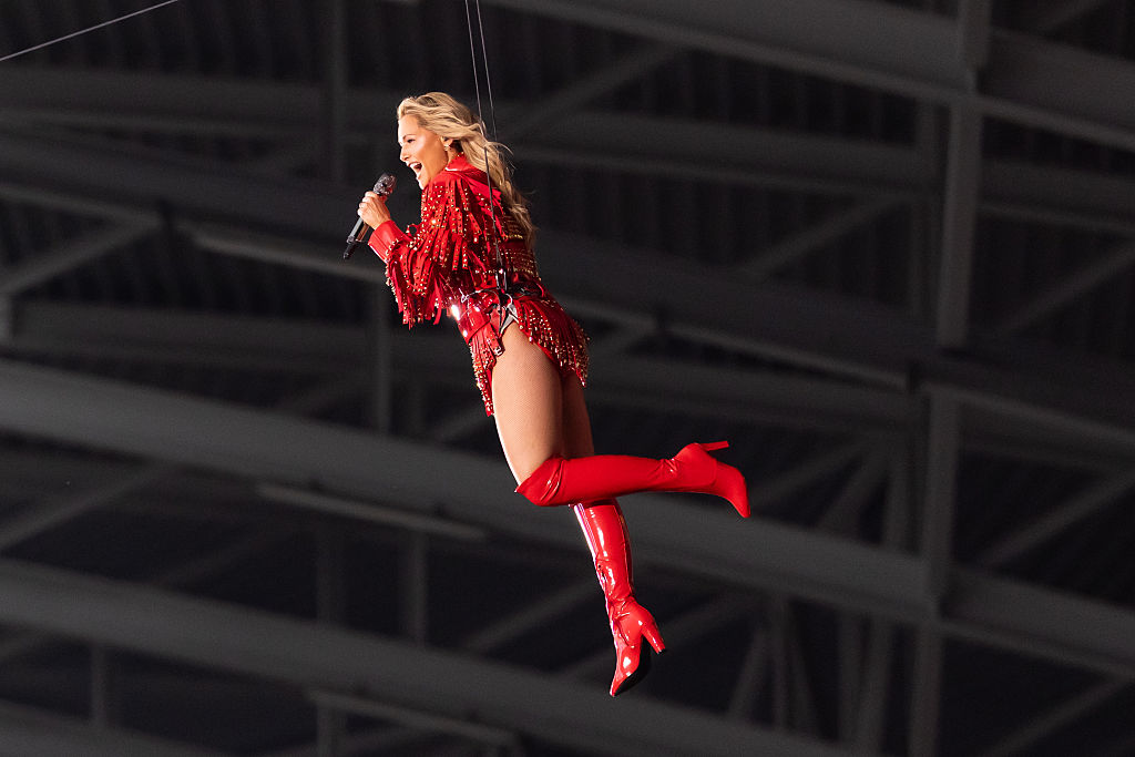 Helene Fischer tritt während der Eröffnungsshow der 360° Stadion Tour im Rudolf-Harbig-Stadion am 10. Juni 2026 in Dresden, Deutschland, auf. | Quelle: Getty Images