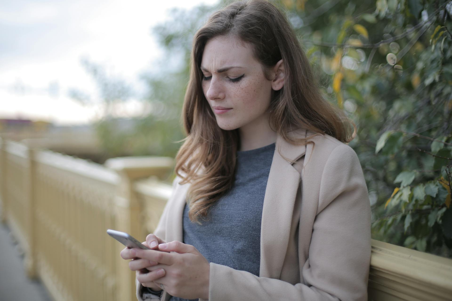 Eine Frau schaut auf ihr Telefon | Quelle: Pexels