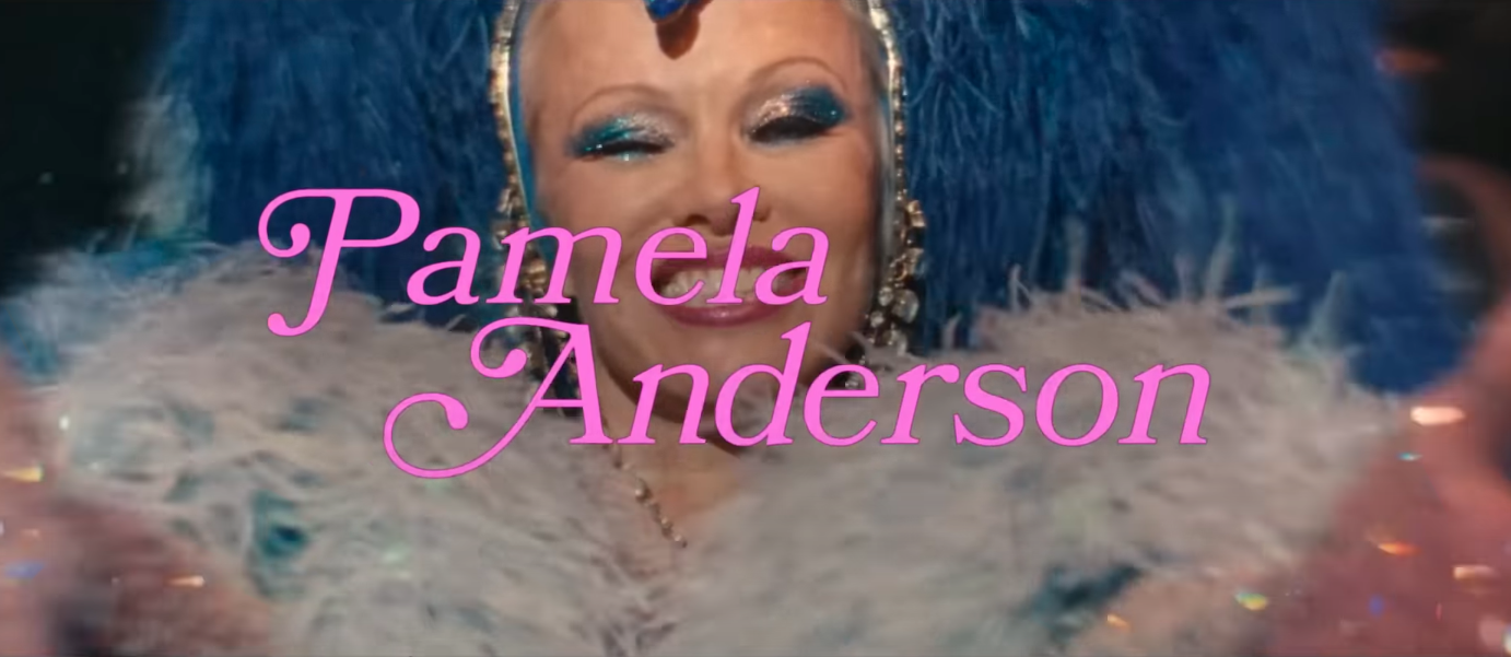 Pamela Anderson als ihre Figur Shelley im Teaser für "The Last Showgirl", gepostet am 14. November 2024 | Quelle: YouTube/RoadsideFlix