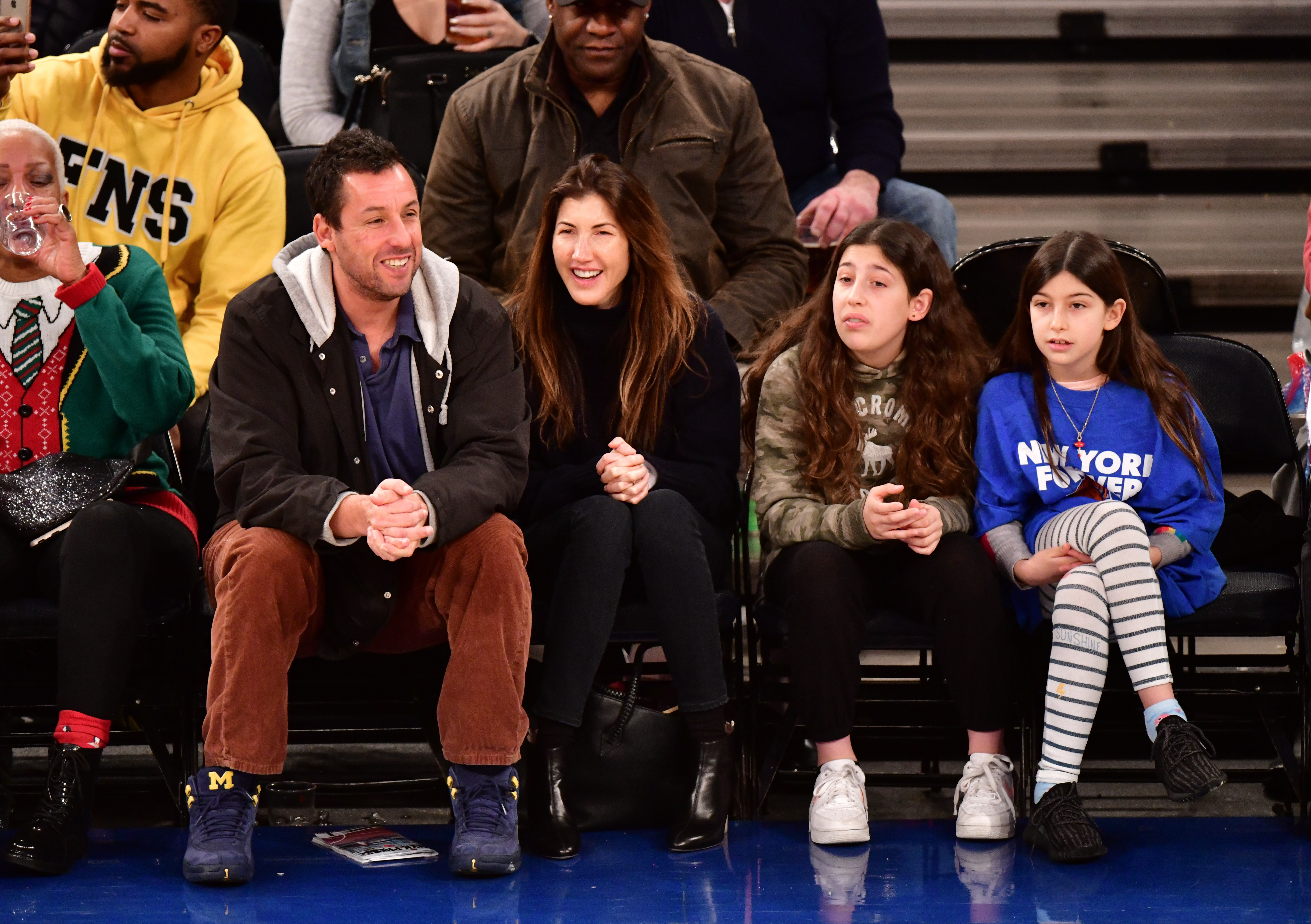 Adam, Jackie, Sadie und Sunny Sandler beim Spiel Milwaukee Bucks gegen New York Knicks in New York am 25. Dezember 2018. | Quelle: Getty Images