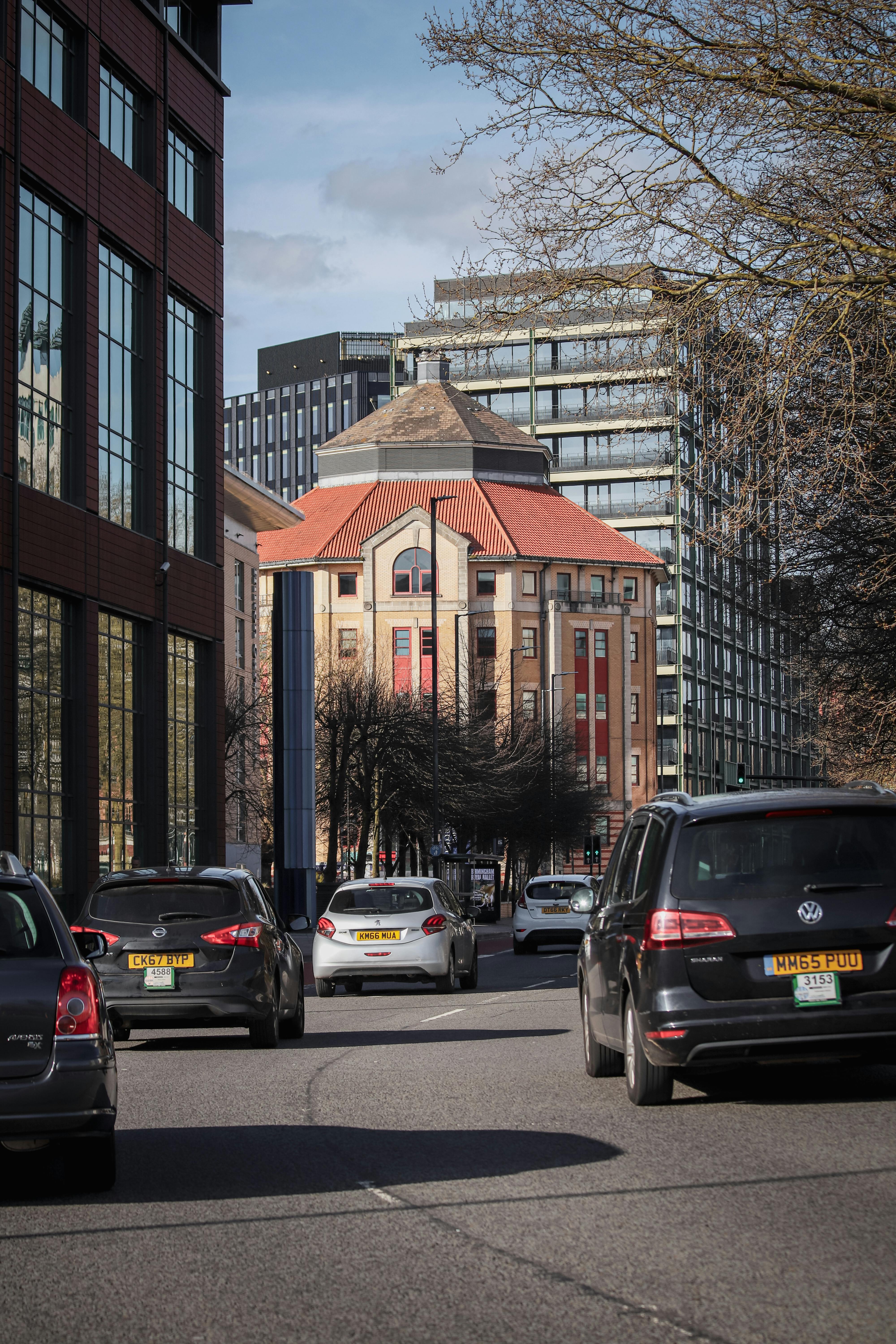 Autos auf einer belebten Straße in der Stadt | Quelle: Pexels