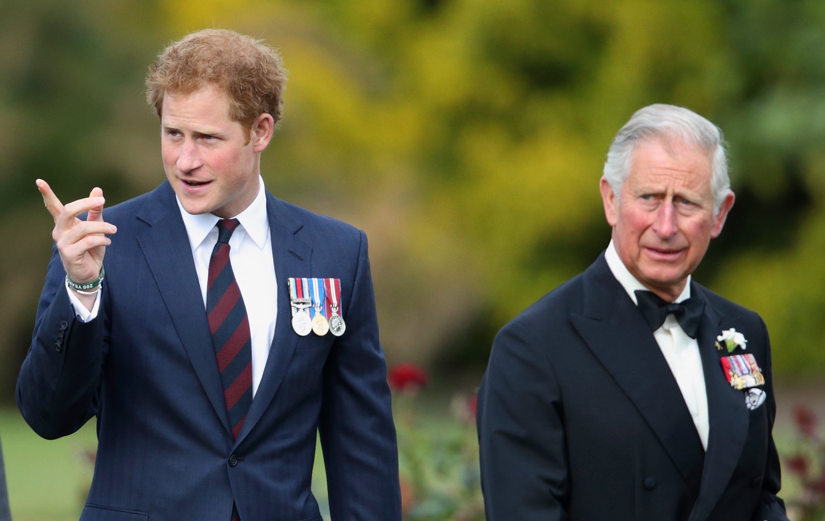 Prinz Harry und König Charles III nehmen am 9. Juni 2015 am Gurkha 200-Festzug im Royal Hospital Chelsea in London, England, teil. | Quelle: Getty Images