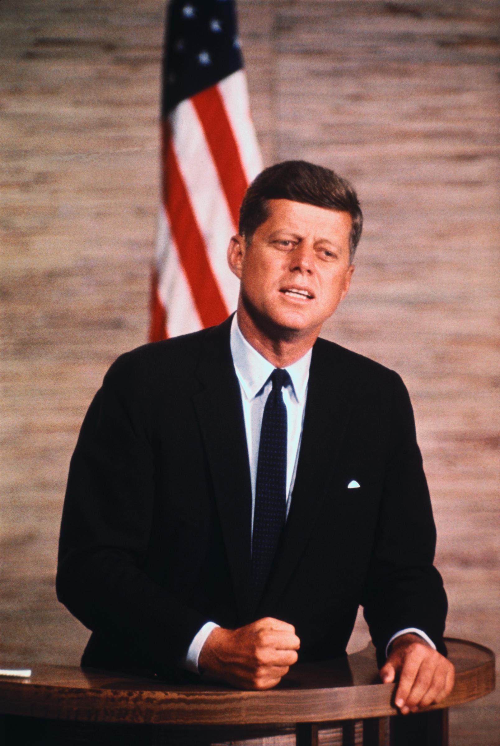 Der verstorbene Präsident John F. Kennedy spricht am 1. Oktober 1960 auf einem Podium. | Quelle: Getty Images