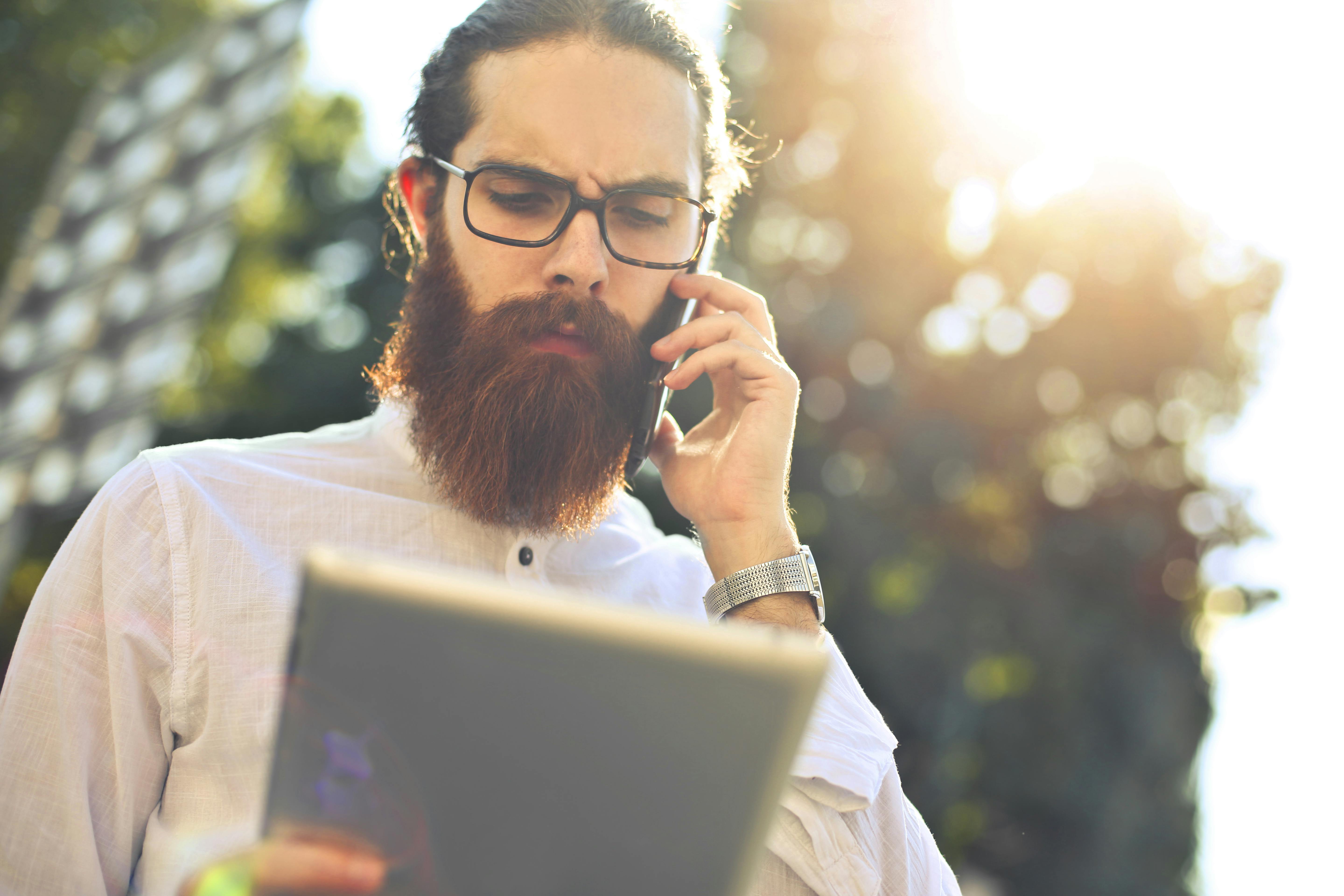 Ein aufgebrachter Mann am Telefon | Quelle: Pexels