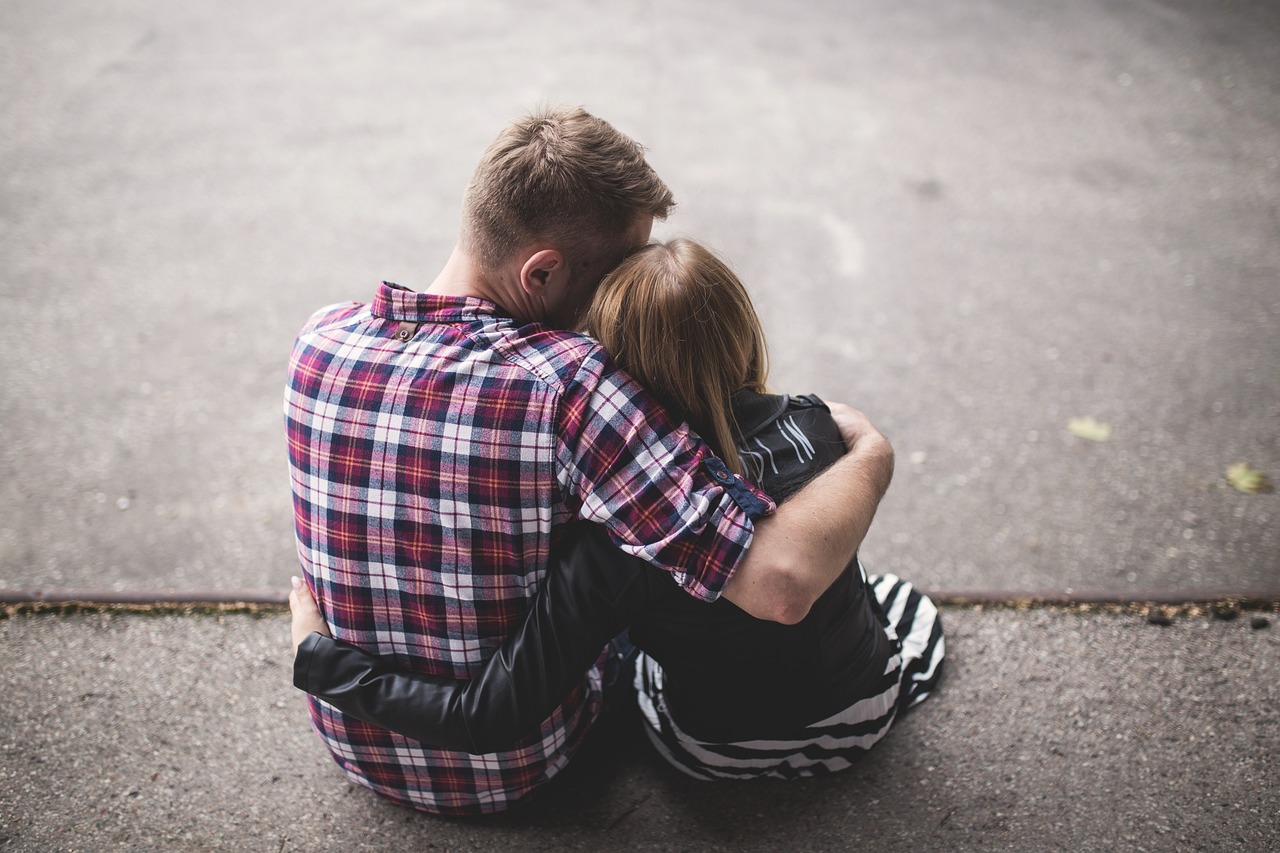 Ein Mann, der ein junges Mädchen umarmt | Quelle: Pexels