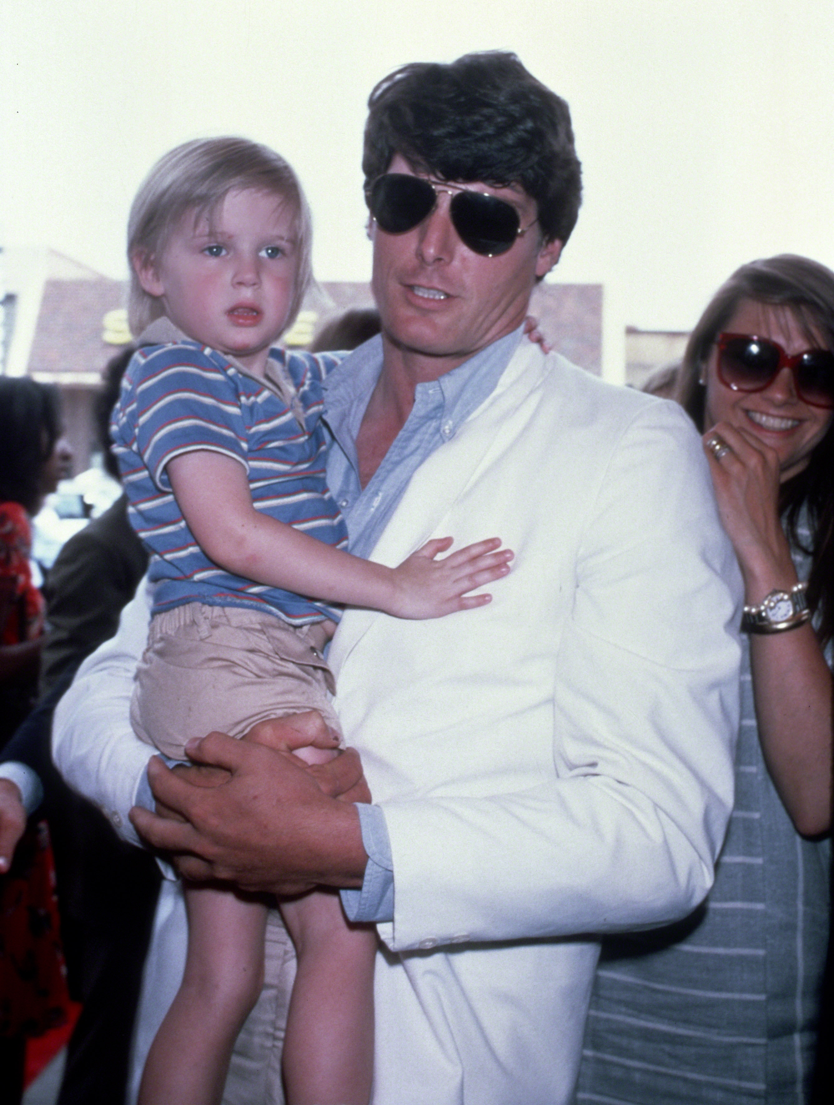 Christopher Reeve mit seinem Sohn Matthew Reeve und Gae Exton um 1983 in New York City | Quelle: Getty Images