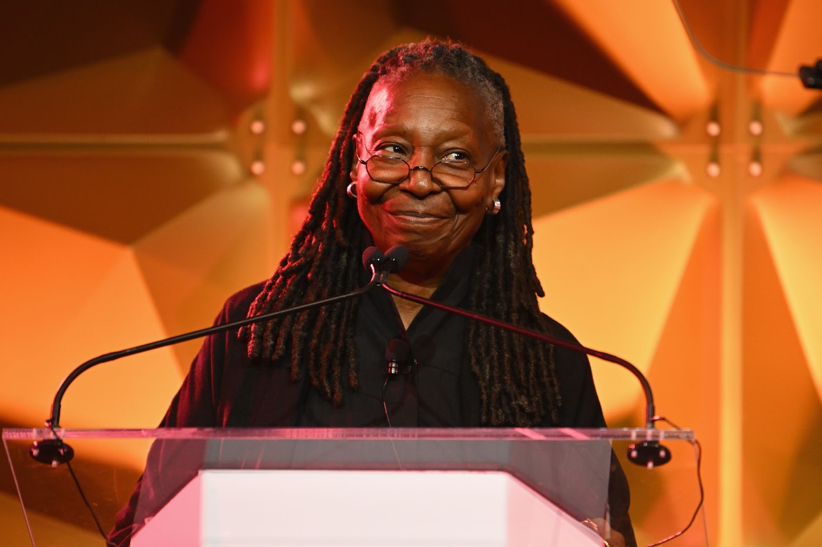 Whoopi Goldberg auf der Bühne während der Whitaker Peace & Development Initiative's Faces of Hope Gala am 27. September 2024 in New York. | Quelle: Getty Images