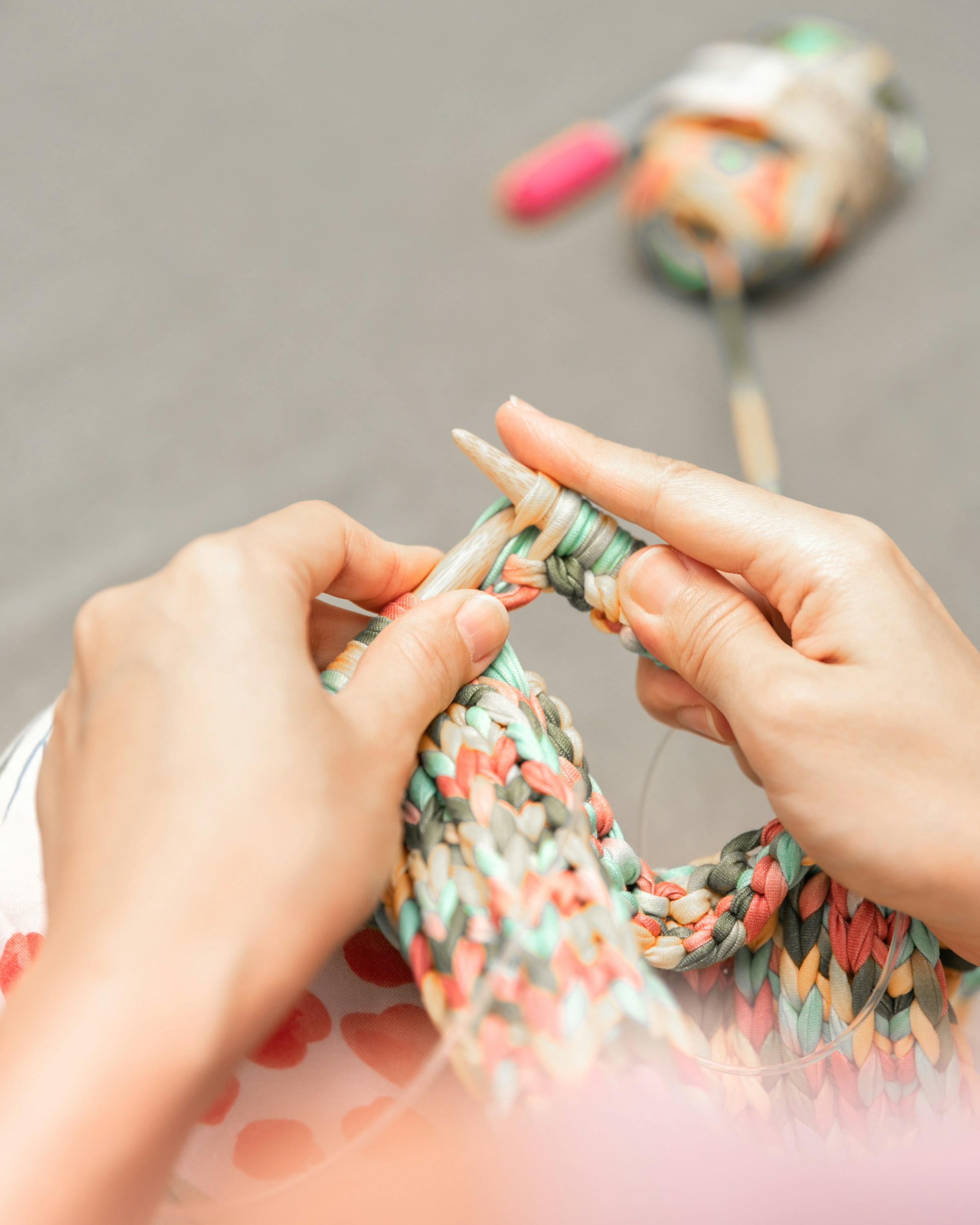 Eine strickende Person | Quelle: Unsplash