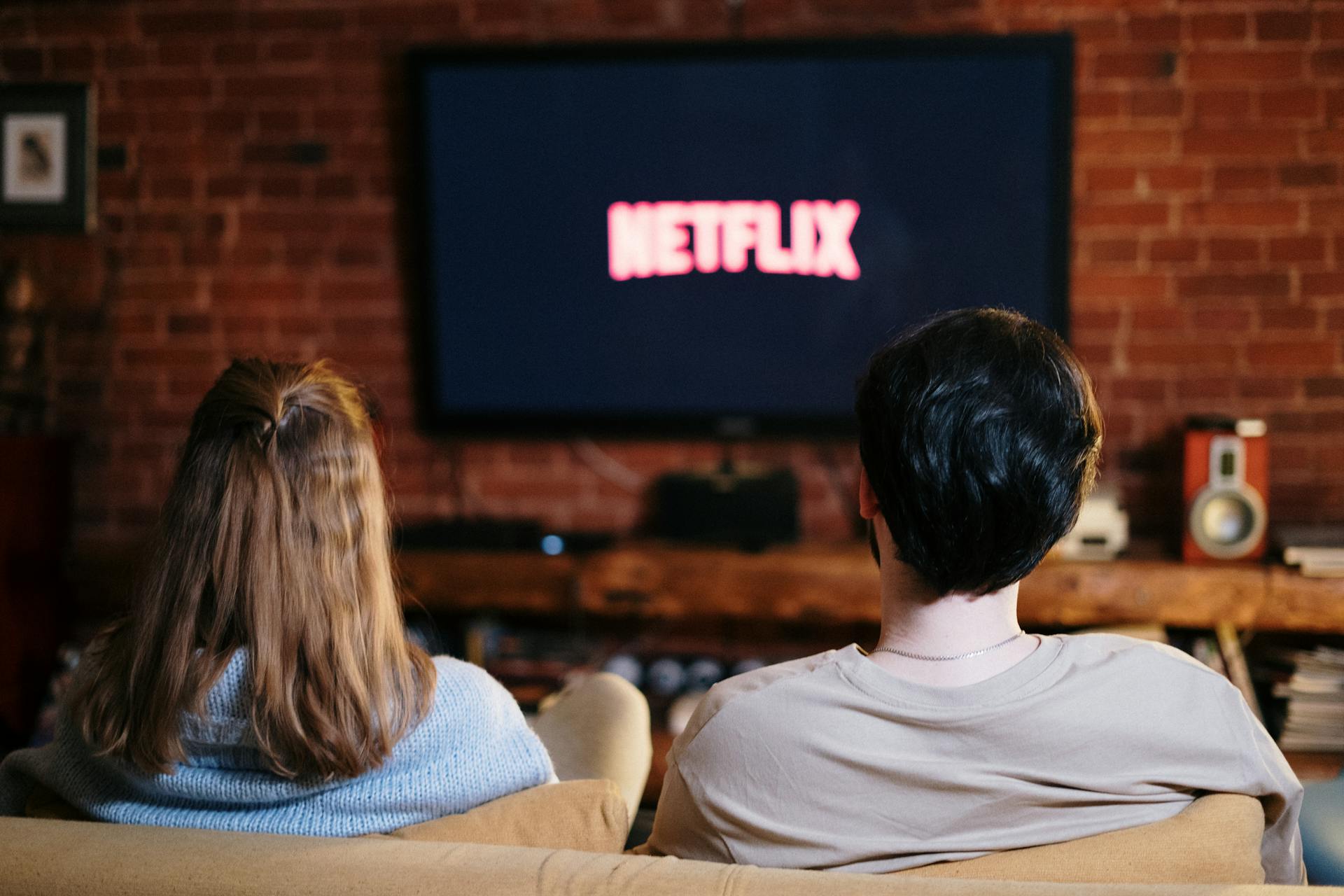 Ein Paar sitzt auf einer Couch und schaut Netflix | Quelle: Pexels