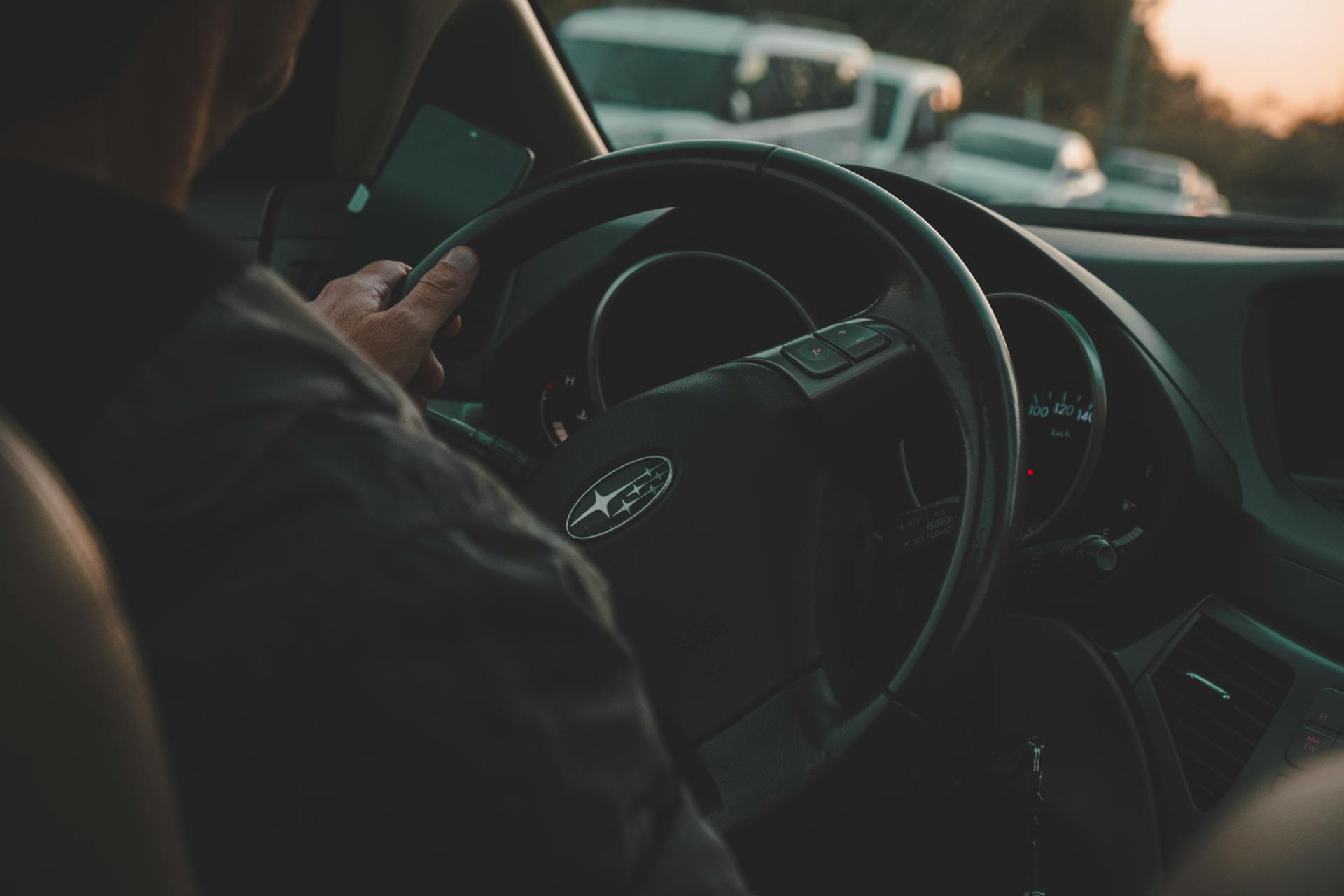 Ein Mann am Steuer eines Autos | Quelle: Pexels