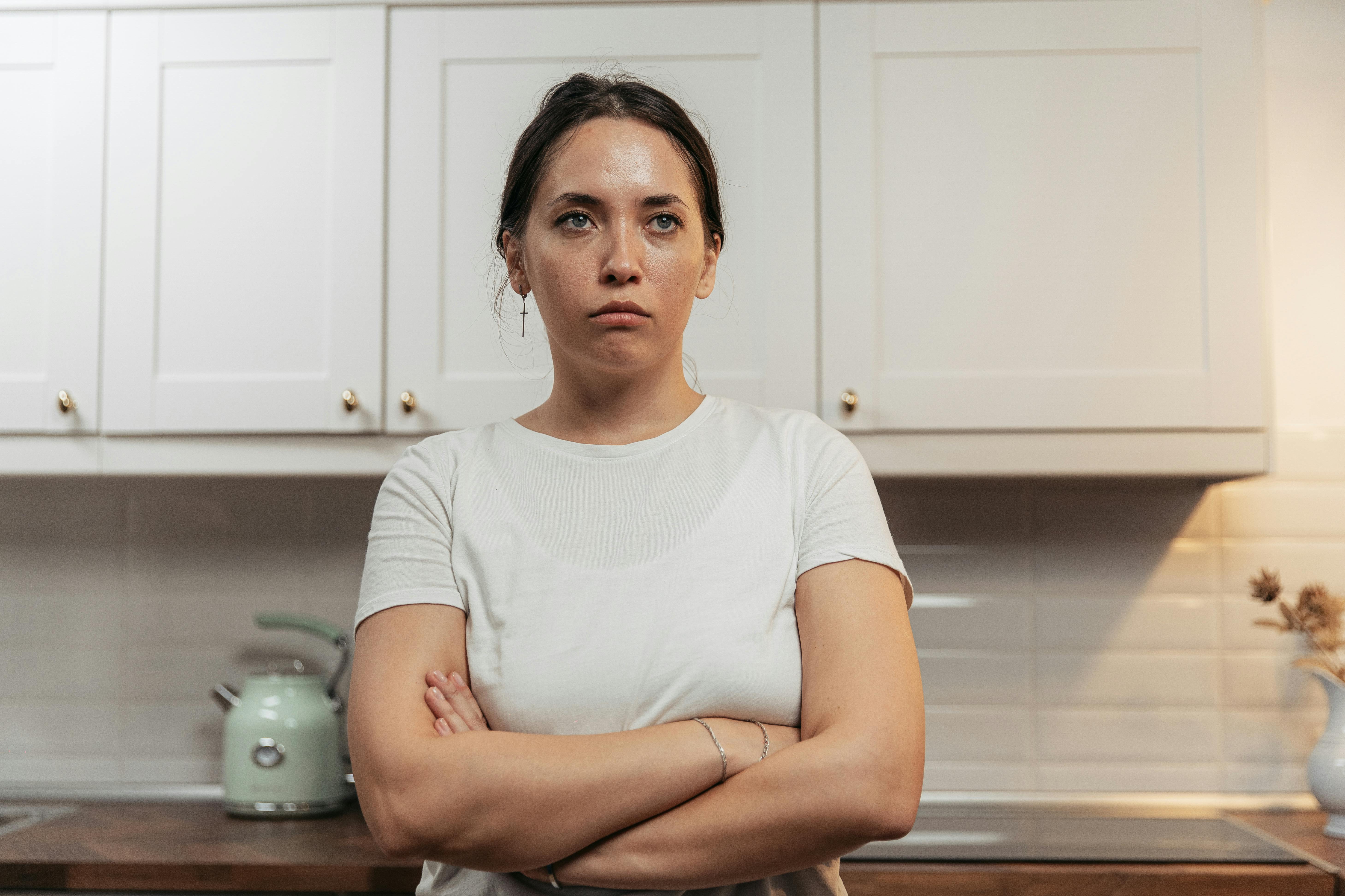 Eine Frau, die in der Küche steht und sich aufregt | Quelle: Pexels