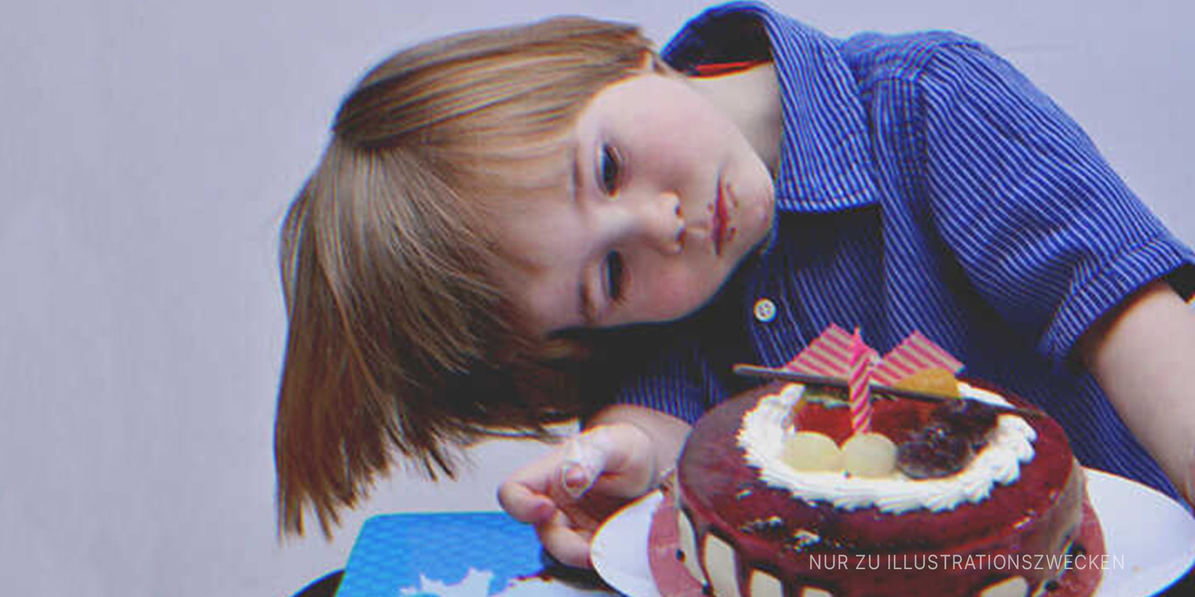 Kleiner Junge, der einen Kuchen betrachtet | Quelle: Flickr / Marufish Shutterstock