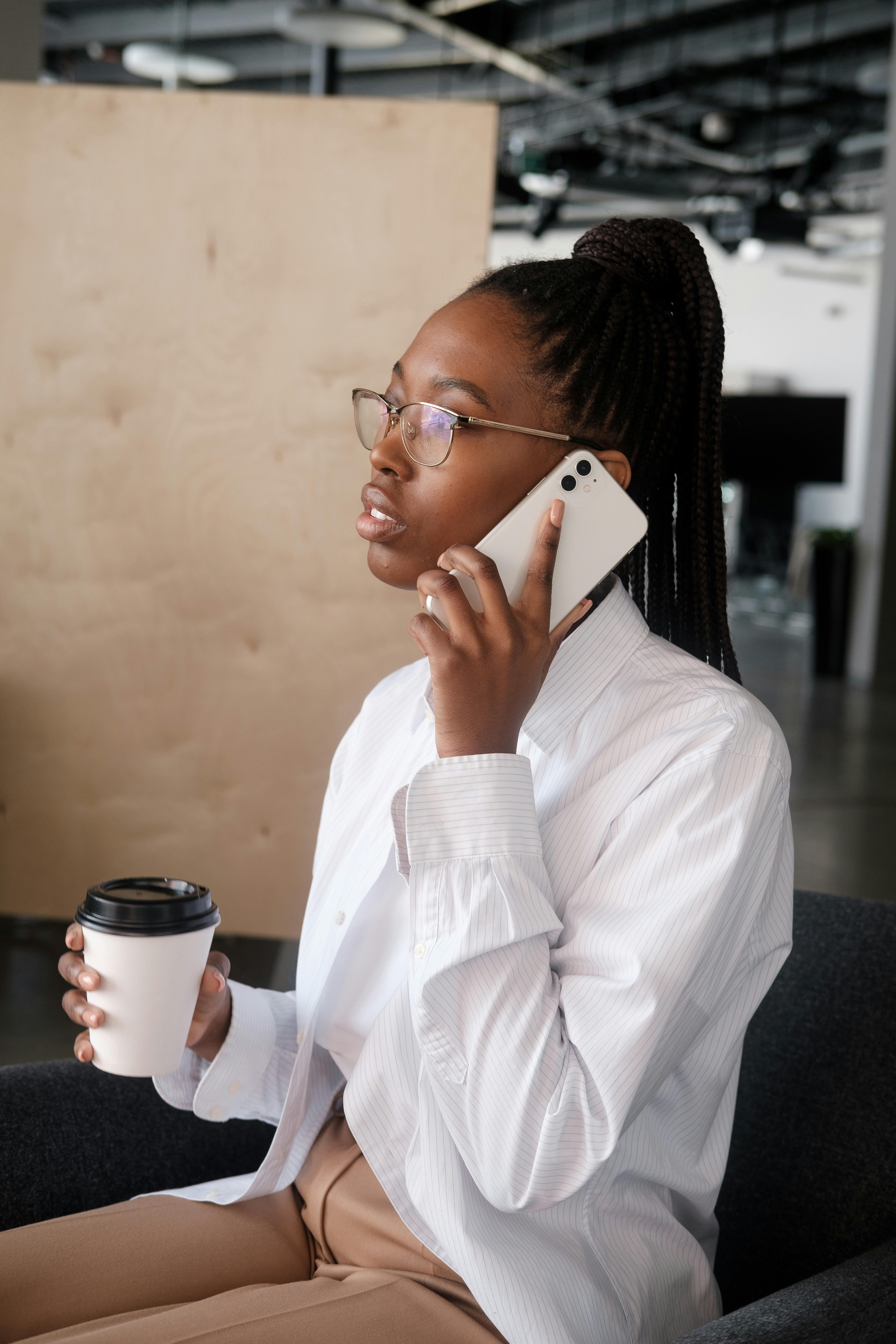 Eine Frau bei einem Telefonat | Quelle: Pexels