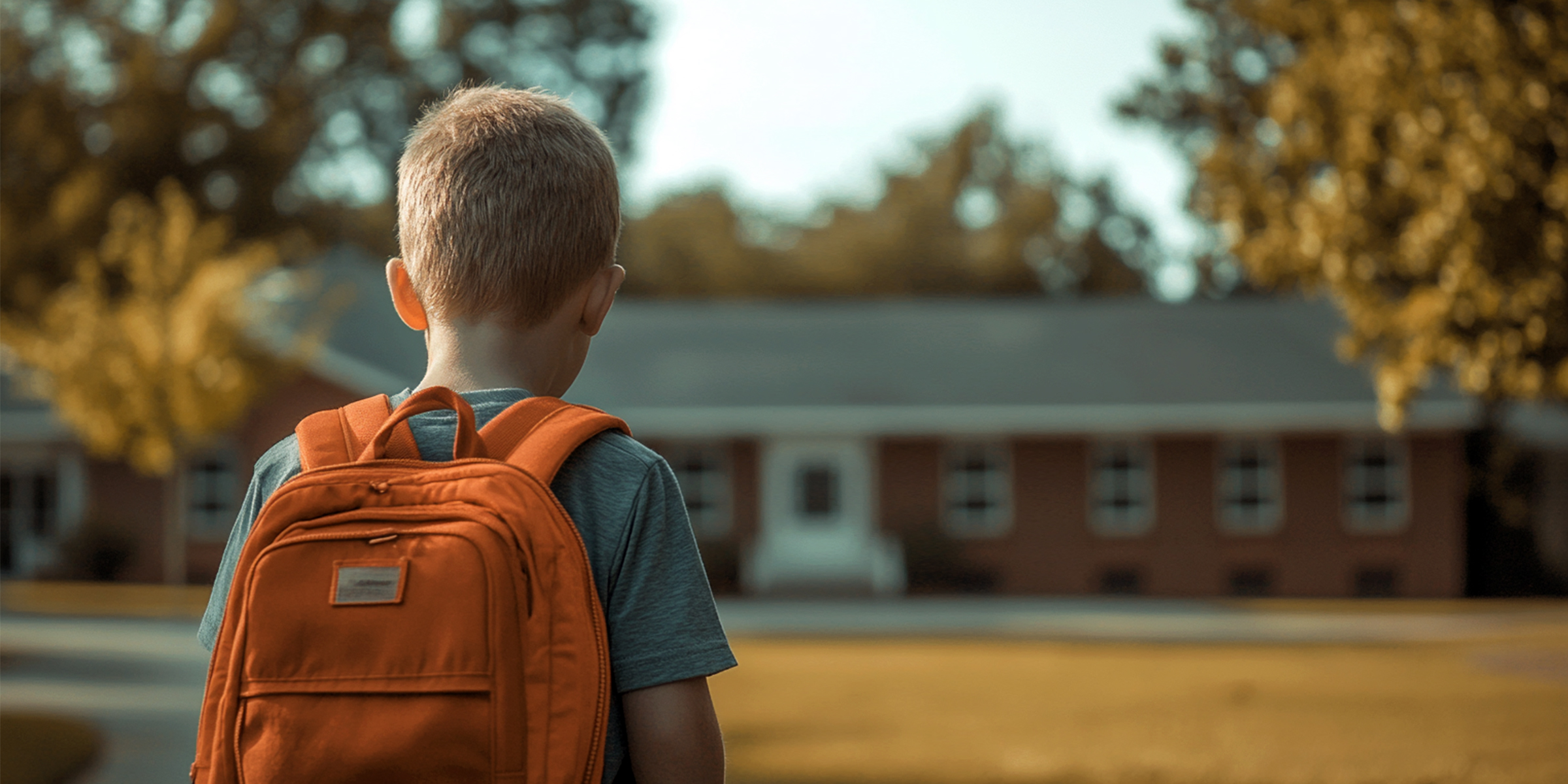 Junge mit einem Rucksack | Quelle: Amomama