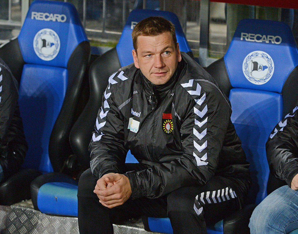 Torwarttrainer Georg Koch von Grossaspach sitzt vor dem Drittligaspiel zwischen Arminia Bielefeld und der SG Sonnenhof Grossaspach in der Schueco Arena am 28. November 2014 in Bielefeld auf der Ersatzbank. | Quelle: Getty Images