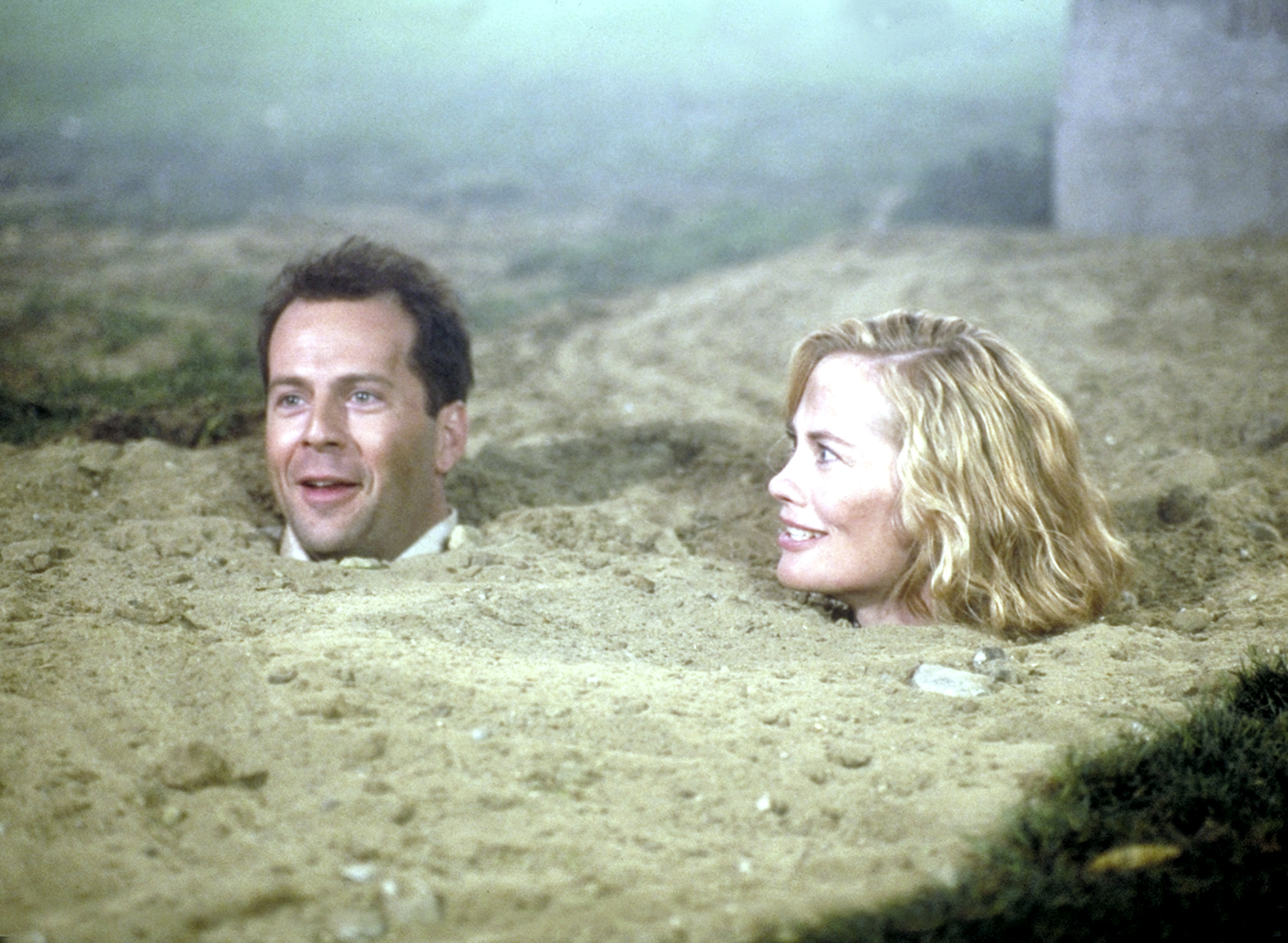 Bruce Willis und Cybill Shepherd in einer Folge von "Moonlighting" im Jahr 1989 | Quelle: Getty Images