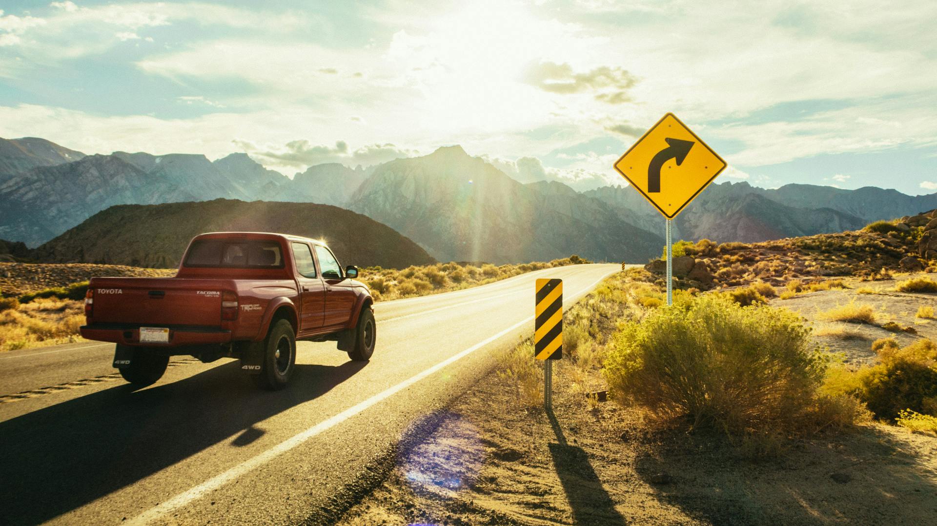 Ein Mini-Pickup-Truck auf der Straße | Quelle: Pexels