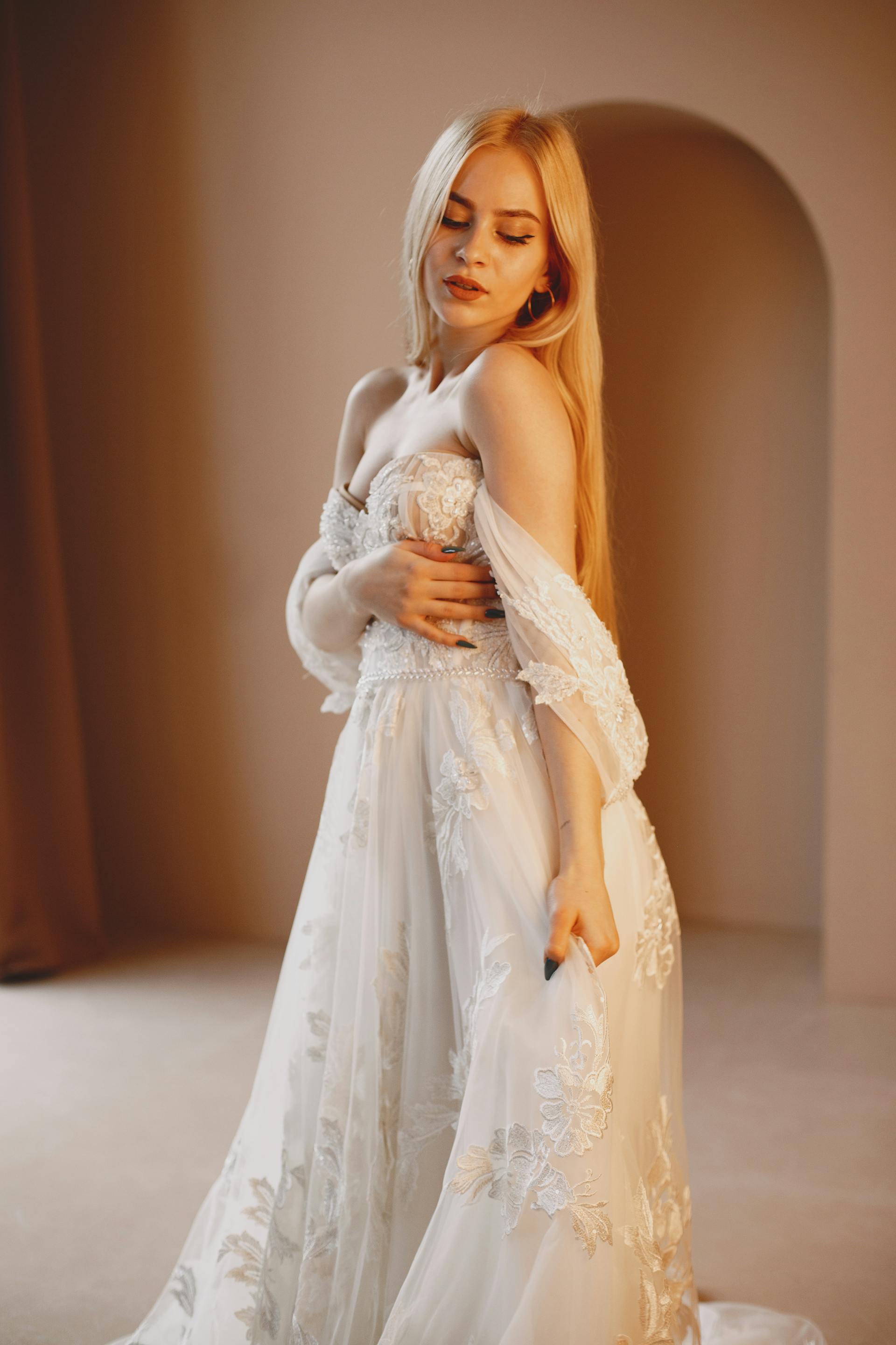 Eine Frau in einem langen weißen Spitzenkleid | Quelle: Pexels