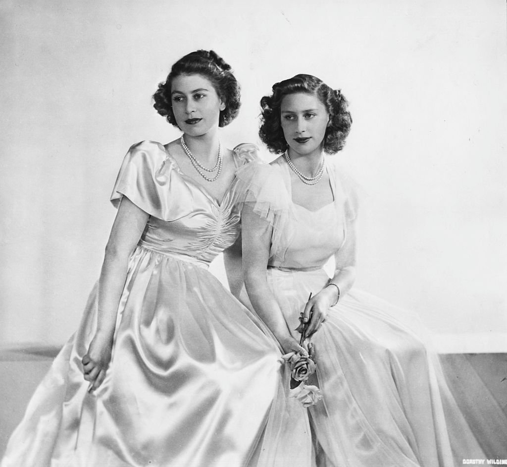 Porträt von Prinzessin Elizabeth und ihrer Schwester Prinzessin Margaret um den 11. Dezember 1946 | Quelle: Getty Images