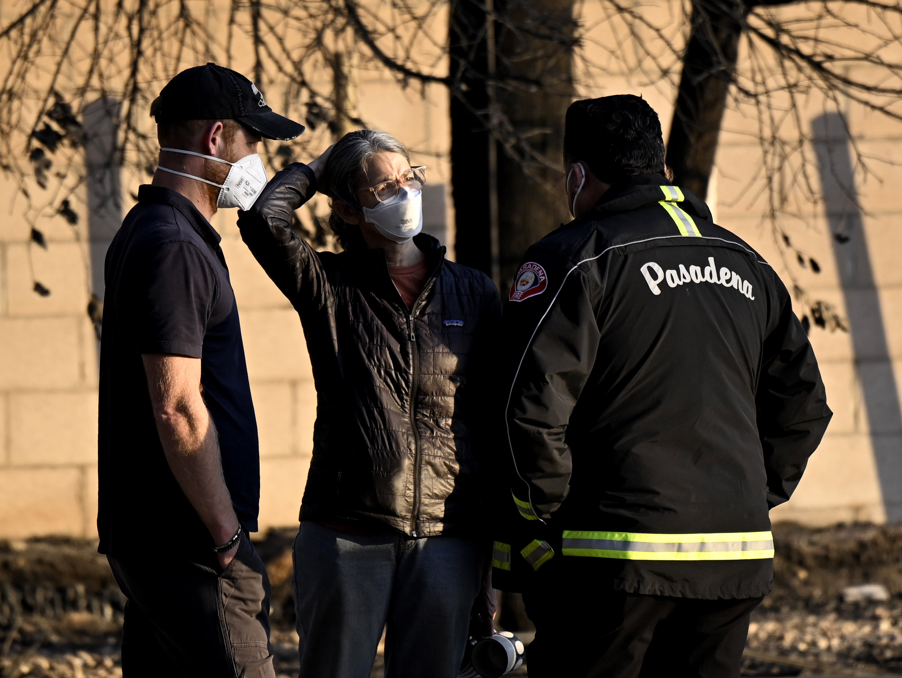 Prinz Harry mit dem Bürgermeister von Pasadena, Victor Gordo, und einer nicht identifizierten Frau in einem Haus, das während des Eaton-Feuers in Altadena am 10. Januar 2025 zerstört wurde | Quelle: Getty Images