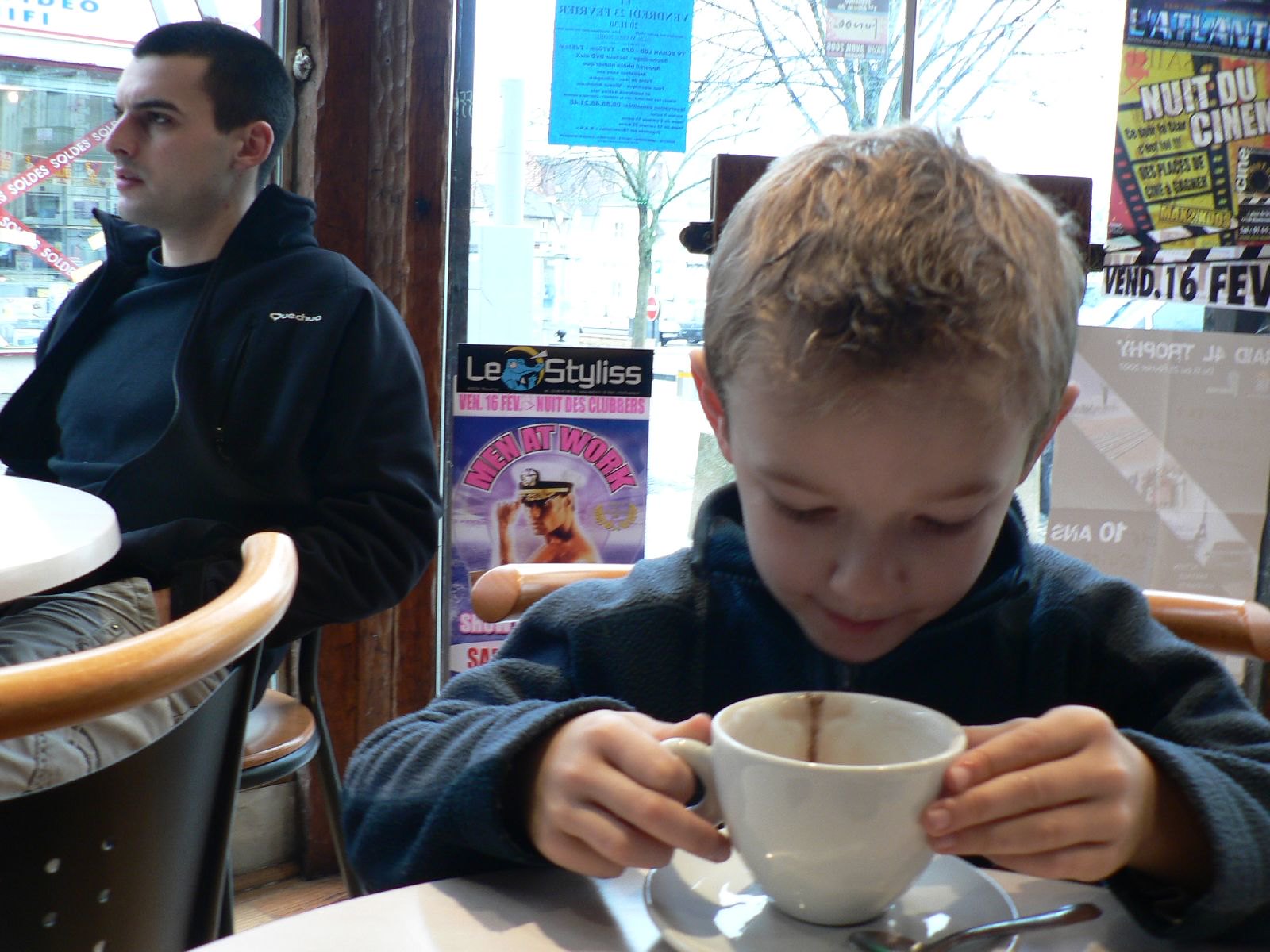 Ein kleiner Junge beim Kaffee trinken in einem Restaurant | Quelle: Flickr