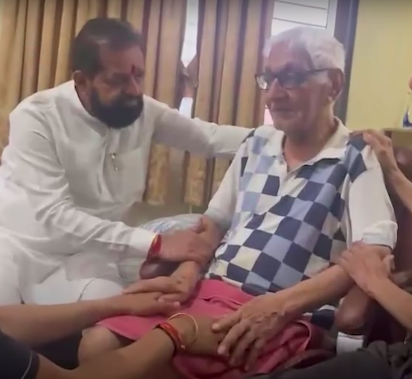 MLA Dilip Mama Lande trifft sich mit dem Vater von Kapitän Sumeet Sabharwal, gepostet am 13. Juni 2025. | Quelle: YouTube/India Today